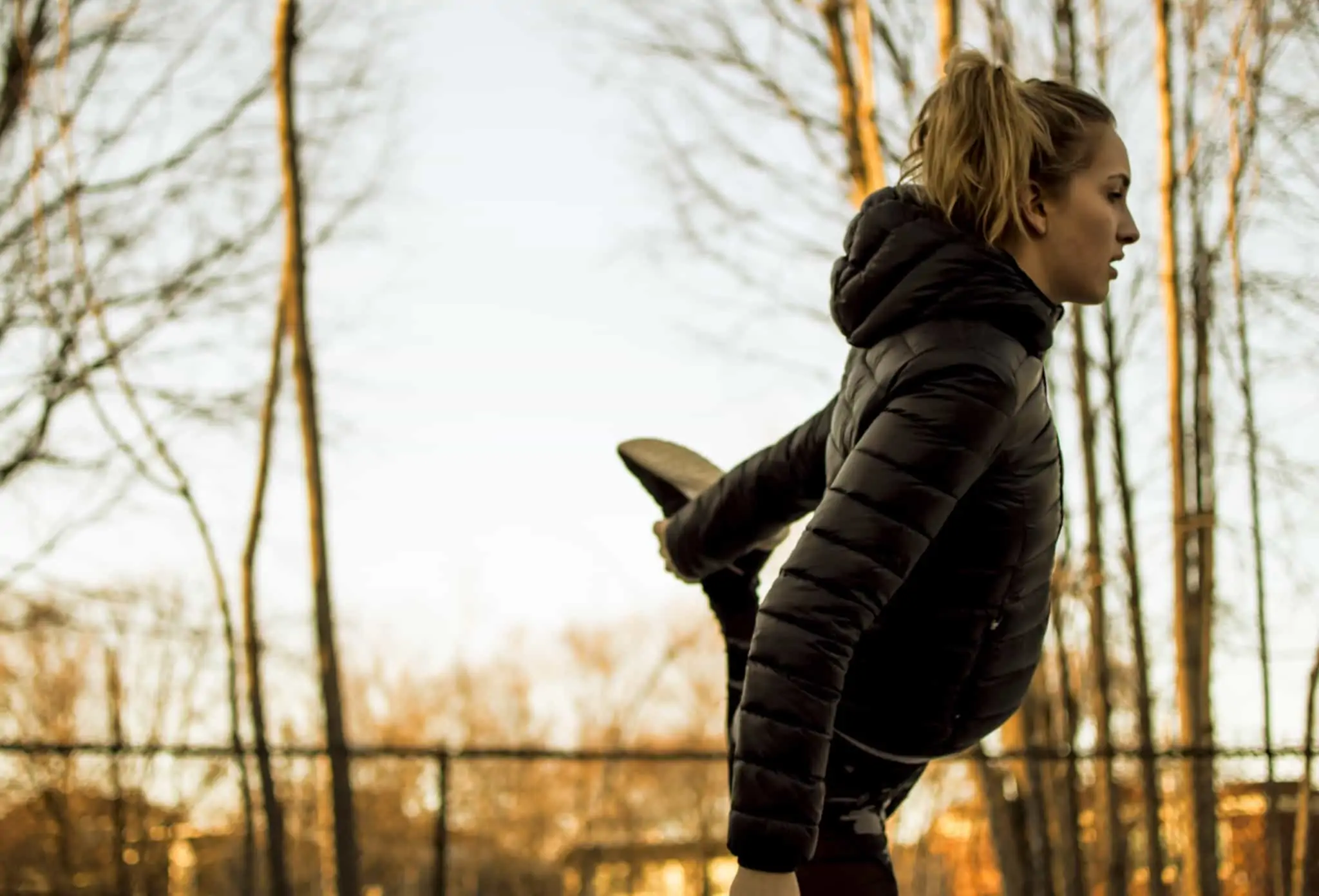 Dicas para uma vida mais saudável sem gastar dinheiro jovem mulher faz exercício físico ao ar livre, uma das formas de ter uma vida saudável sem gastar dinheiro