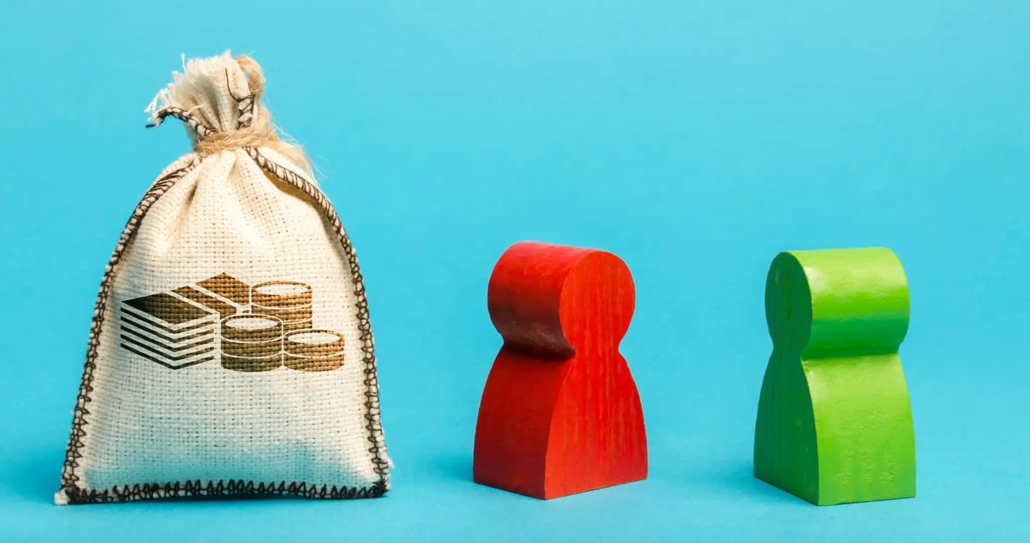 Empresas: Que tipos de crédito existem para financiamento? Bolsa com desenho de moedas e dois peões a simbolizar crédito para empresas