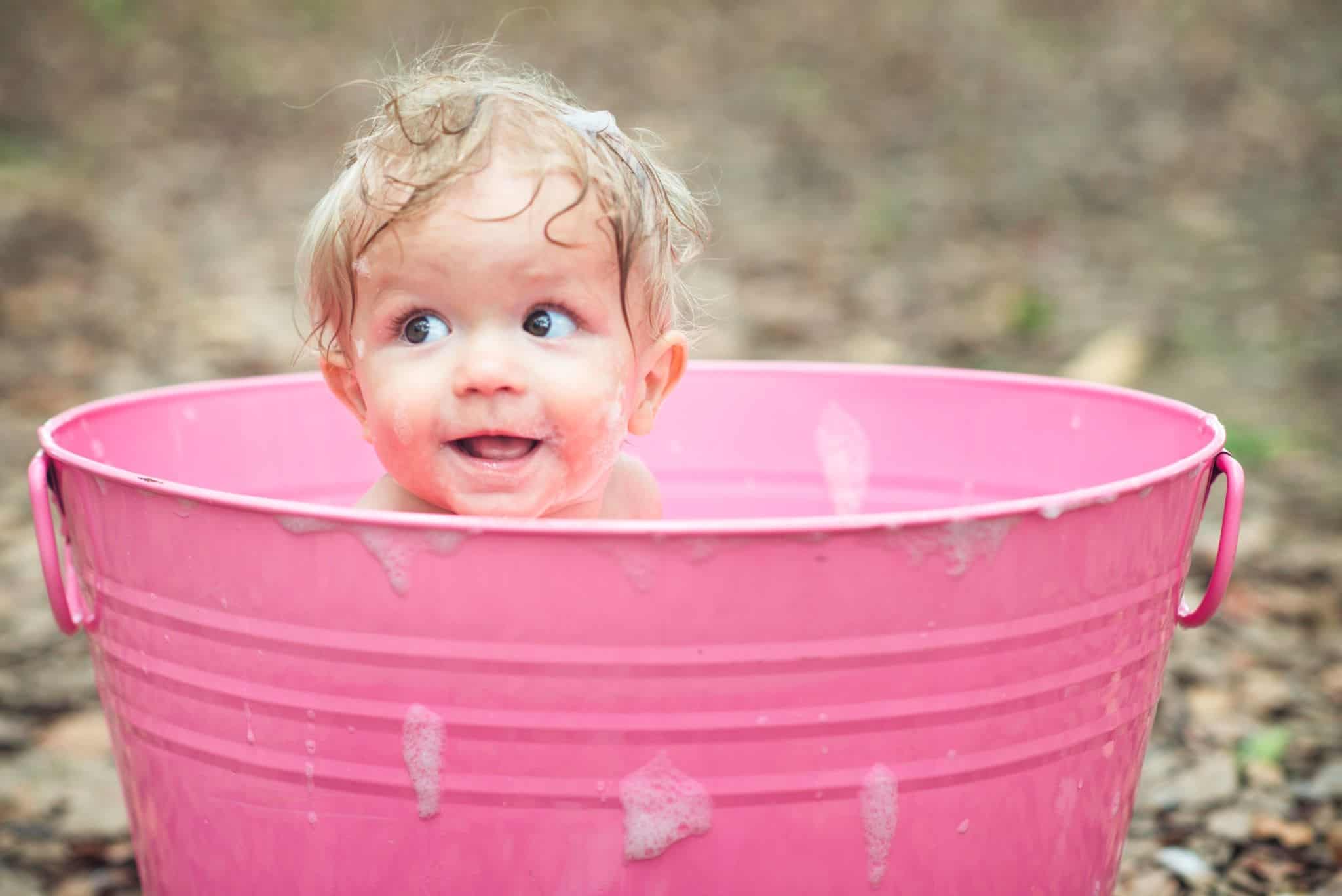 Creches gratuitas: Plano arranca para o ano e chega a todos em 2023 Criança dentro de balde a evocar creches gratuitas em Portugal