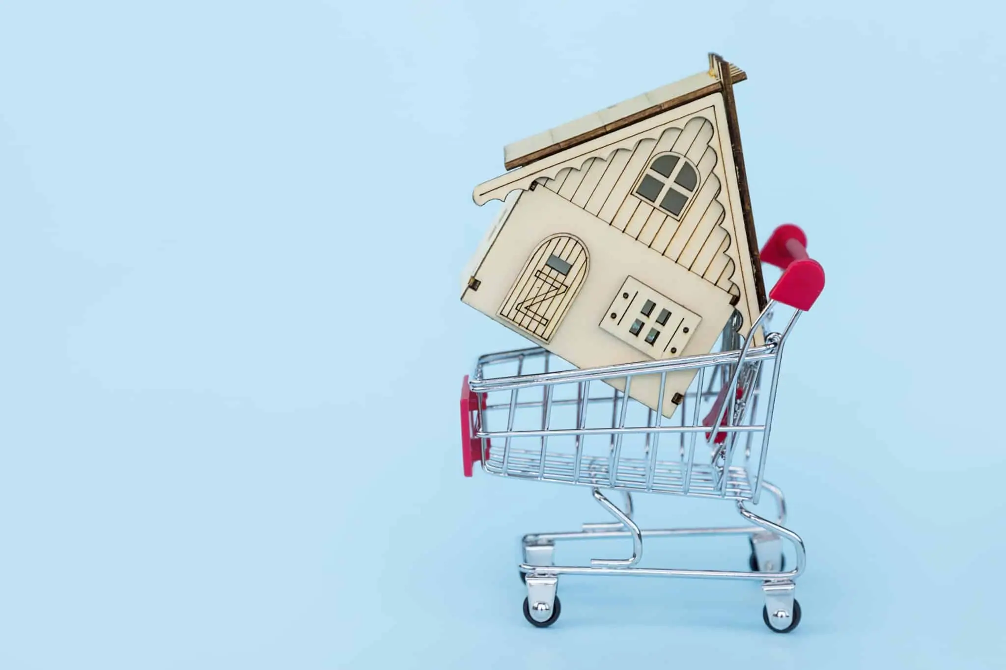 Quer vender a sua casa sozinho? 5 passos para fechar negócio vender casa sozinho ilustrado por produção fotográfica com uma casa num carrinho de supermercado
