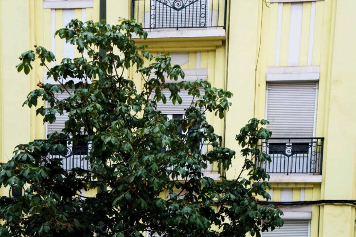 fachada de prédio em Lisboa ilustra o tema seguro de condomínio