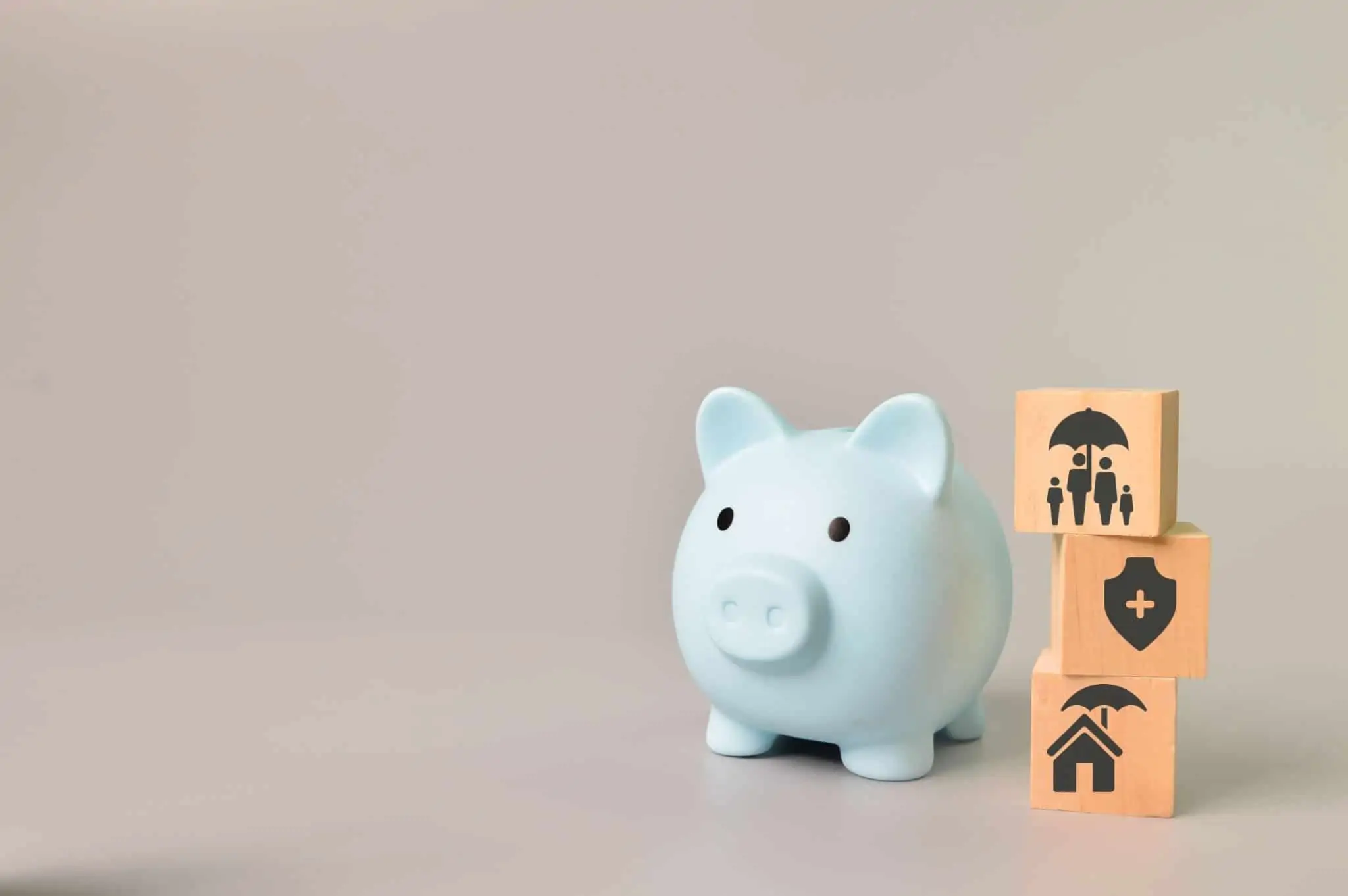 Sabe quais são as coberturas do seu seguro de vida? Imagem de um porco mealheiro e de símbolos a remeter para os seguros - seguro de vida a ilustrar como organizar as finanças