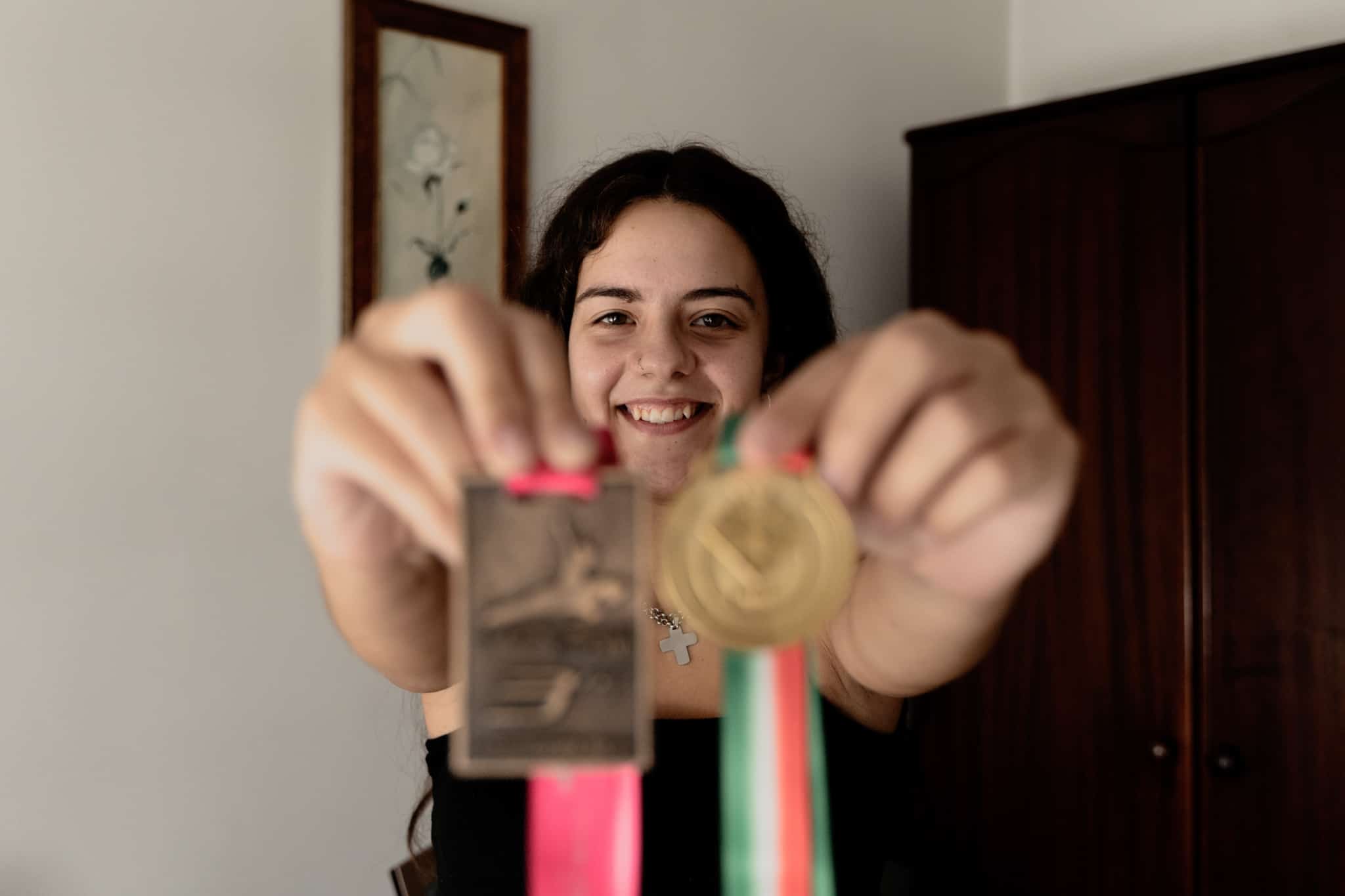 ginasta Matilde Costa, campeã de duplo minitrampolim apoiada pelos Doutor Finanças, mostra algumas das suas medalhas