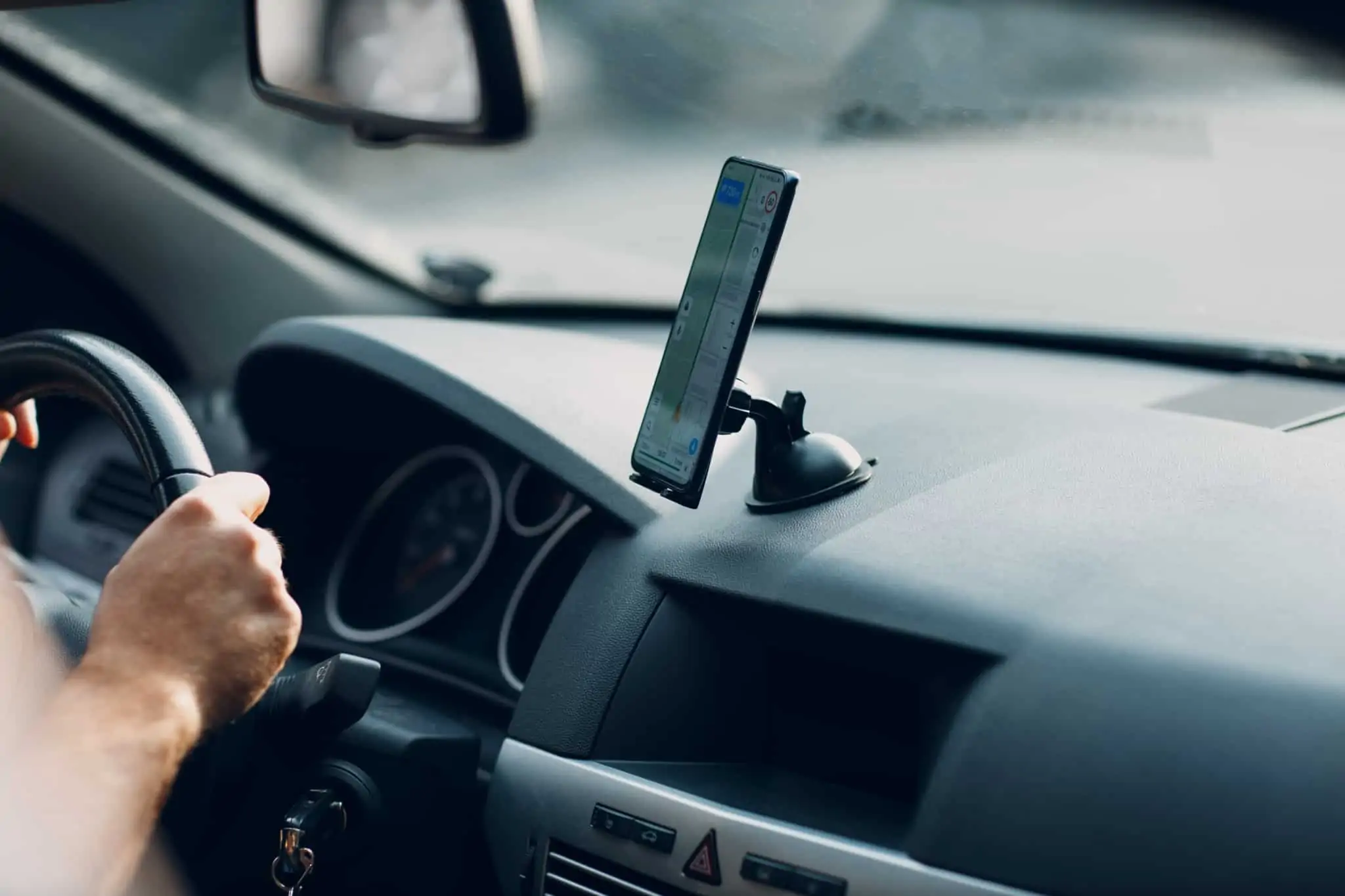 Precisa de controlar os gastos com o seu carro? Estas apps podem ajudar tablier de um carro com o equipamento para usar o telemóvel e as apps que ajudam a controlar os gastos do carro