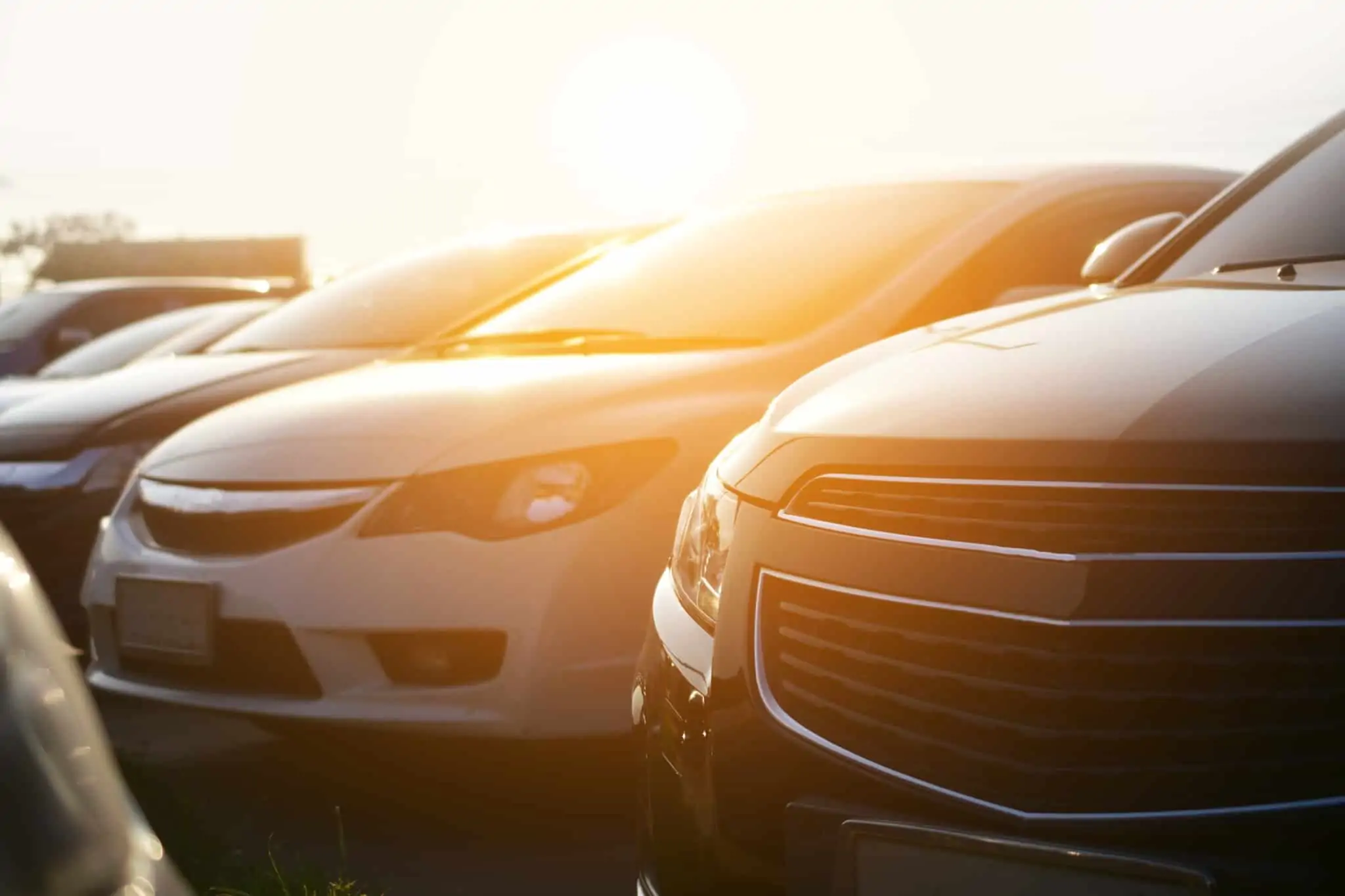 Consulte o registo de propriedade automóvel (de quem é a matricula) fila de carros, de diferentes modelos e cor, estacionados