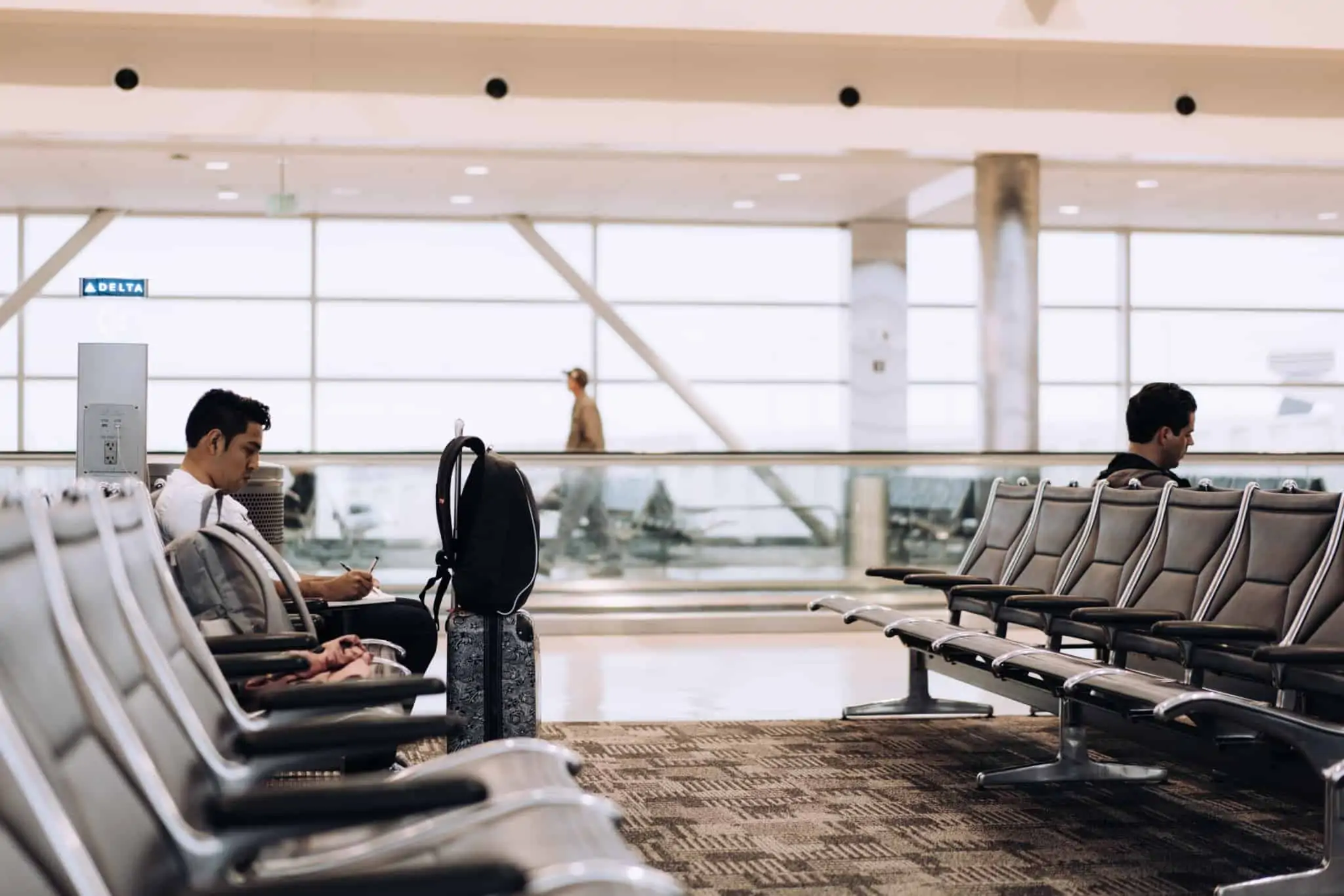 Destacamento de trabalhadores para o estrangeiro: Direitos e obrigações homem à espera no aeroporto para começar um emprego no estrangeiro