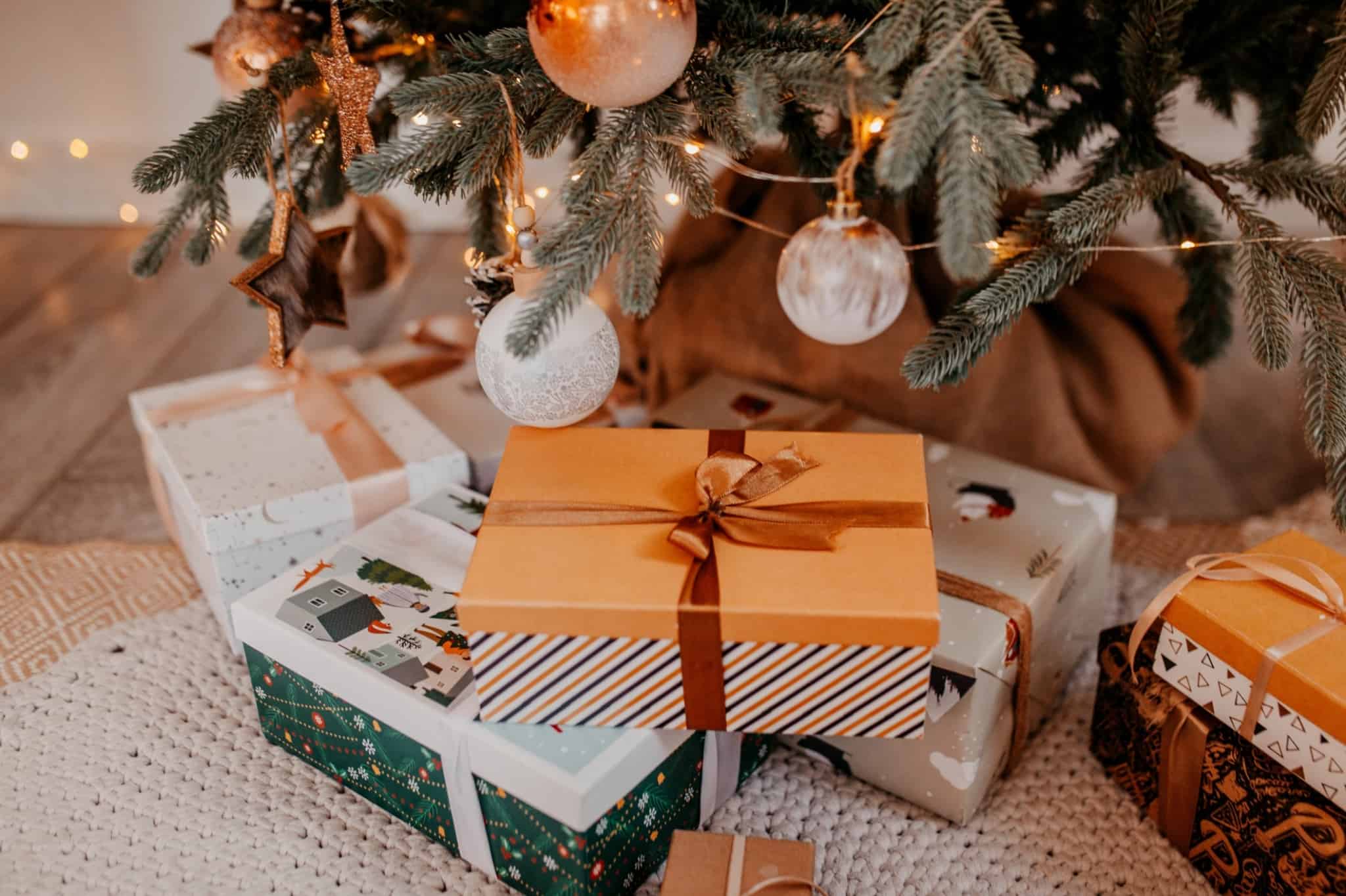 prendas de natal por debaixo de uma árvore de Natal