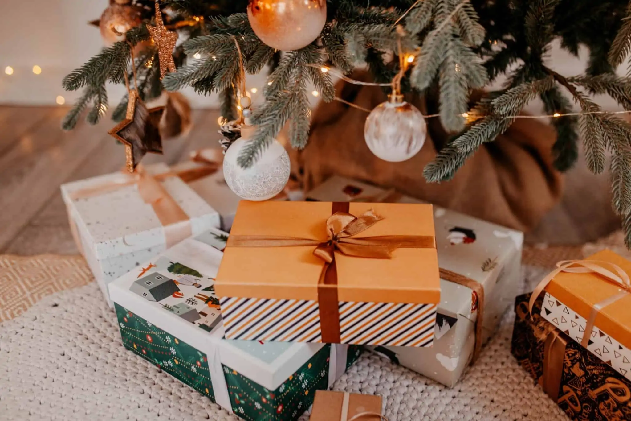 Quer poupar nas prendas de Natal? O truque está no orçamento prendas de natal por debaixo de uma árvore de Natal