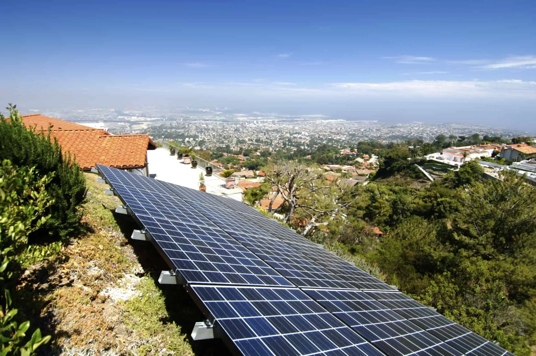 Comunidade de energia renovável: O que é e quais as suas vantagens? painéis solares numa aldeia