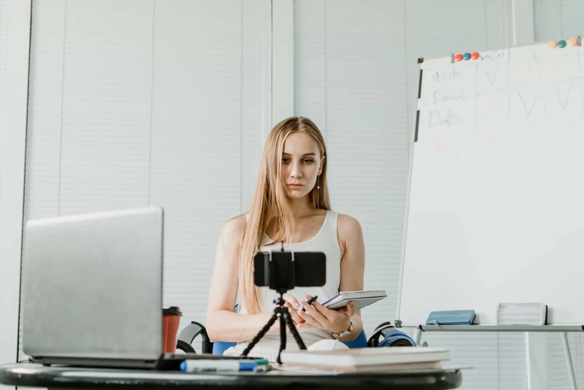 jovem mulher recorre ao telemóvel para produzir o seu trabalho extra