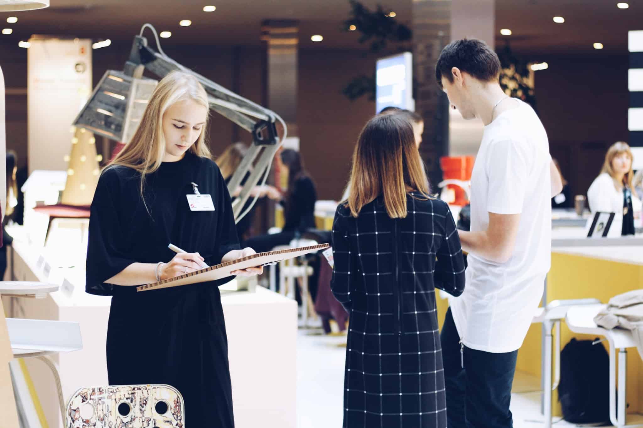 jovens em ambiente de trabalho, numa empresa, a consultar documentos e a usar o computador