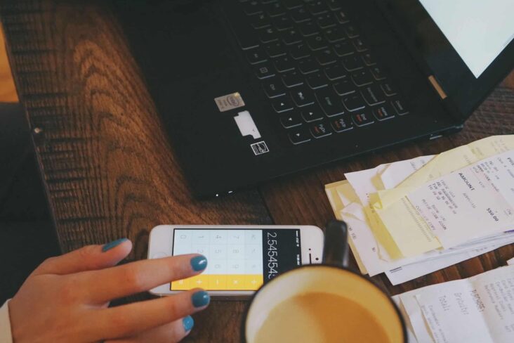 Homem calcula conta-corrente para pagar dívidas ao Estado