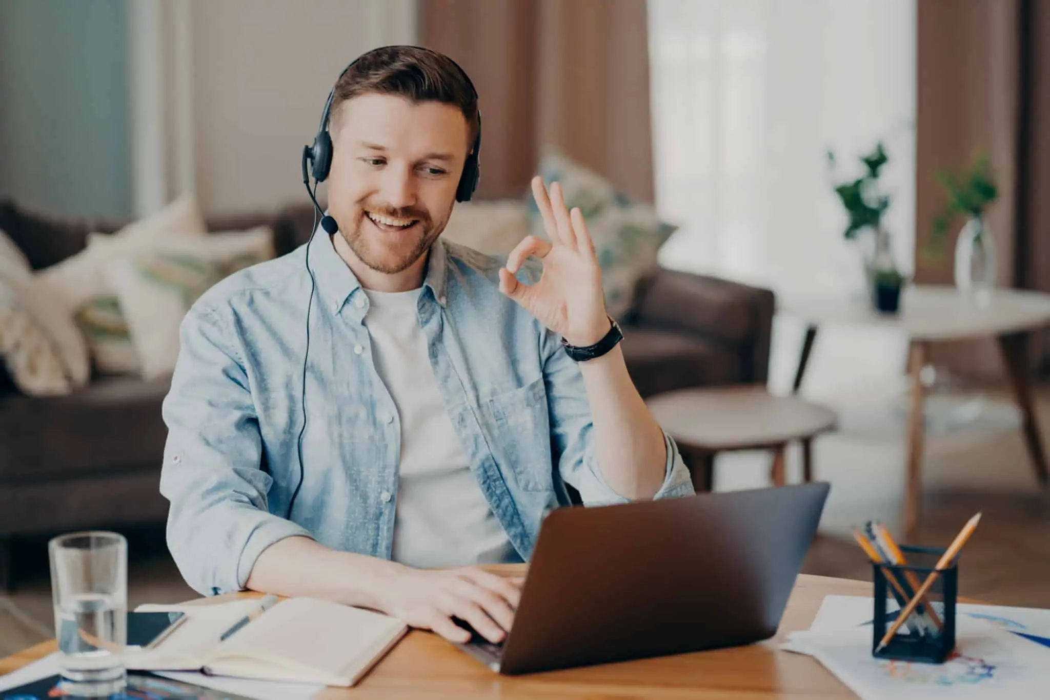 8 boas práticas para manter o foco e a motivação em teletrabalho Rapaz a fazer uma call em regime de teletrabalho