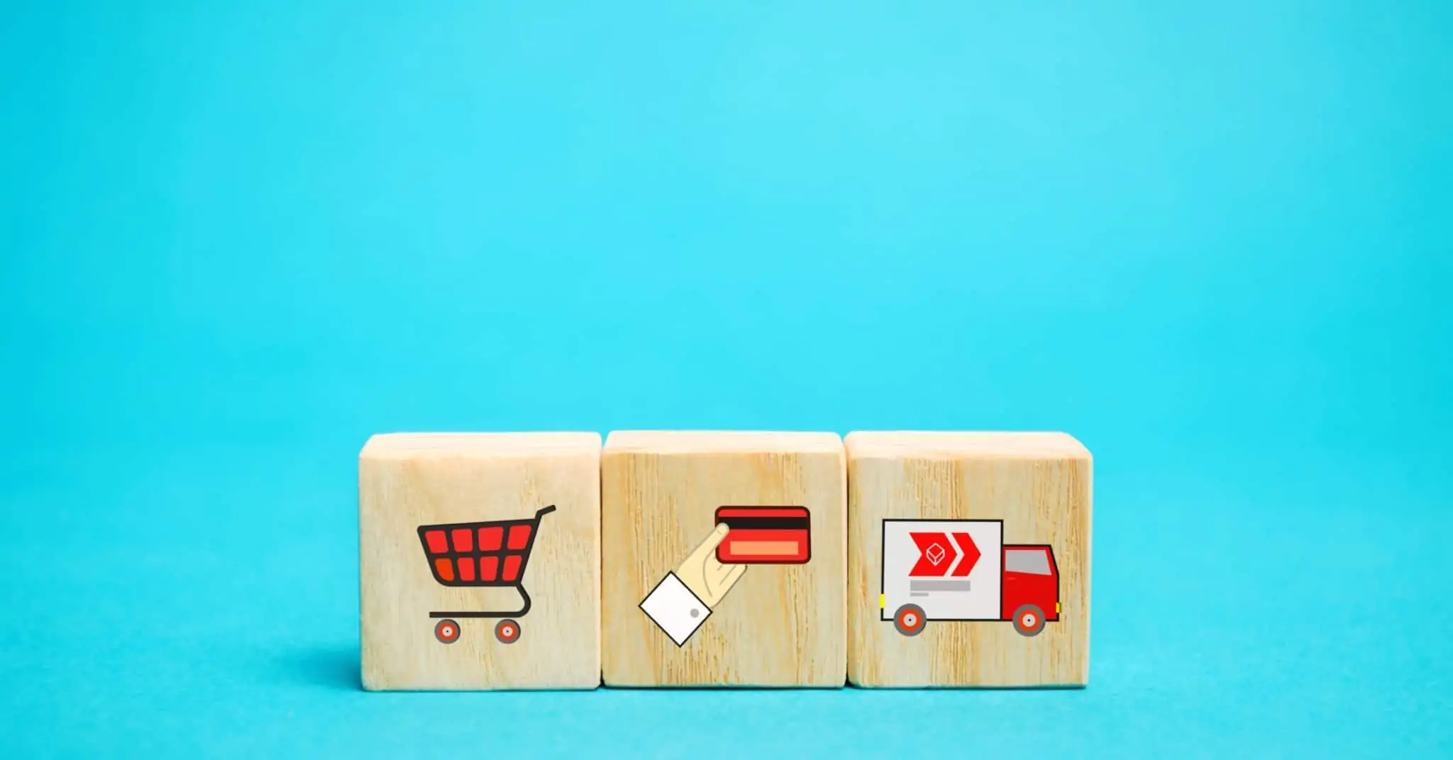 Encomenda online atrasada? Saiba o que fazer e que direitos tem encomenda online ilustrada com produção fotográfica que mostra três peças de madeira, tipo puzzle, em cada uma estão os símbolos das compras, pagamento e entrega