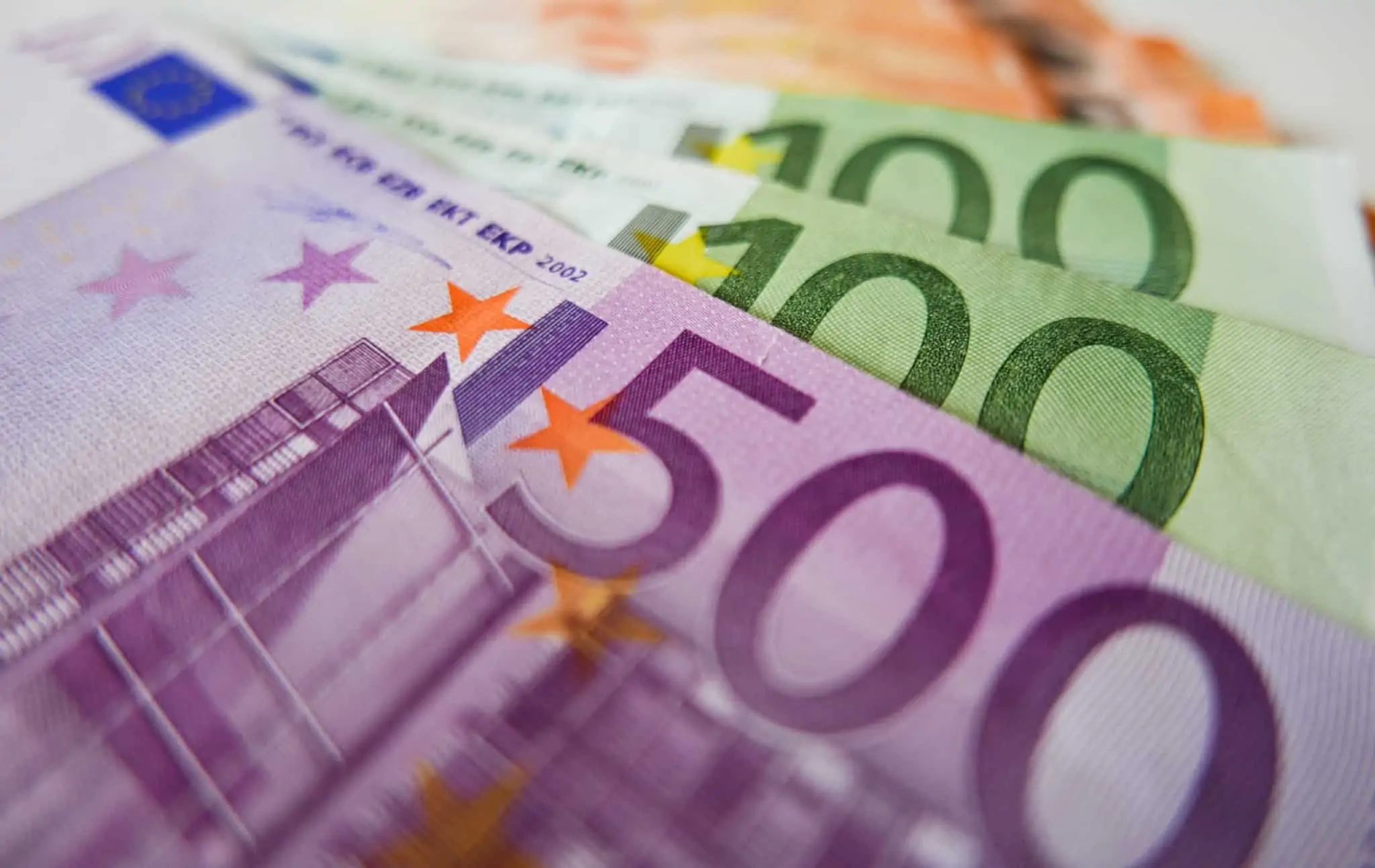 Levantar prémio de jogo: Como proceder e quais os impostos a pagar Notas de euro sobrepostas
