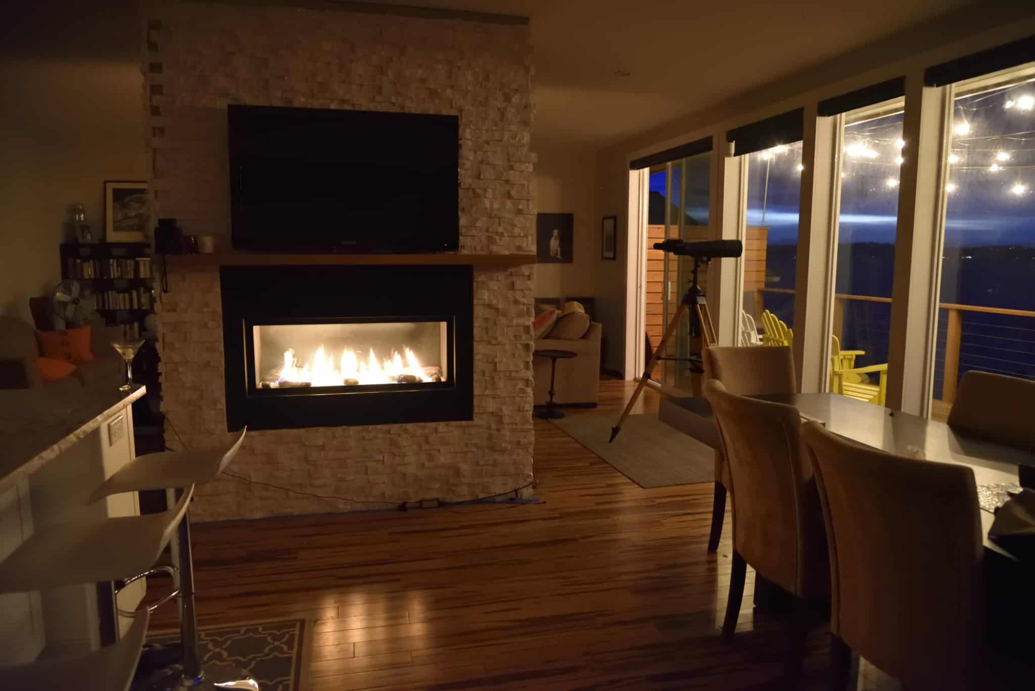 sala de estar de uma casa muito confortável aquecida por uma lareira moderna e co um isolamento adequado para poupar energia