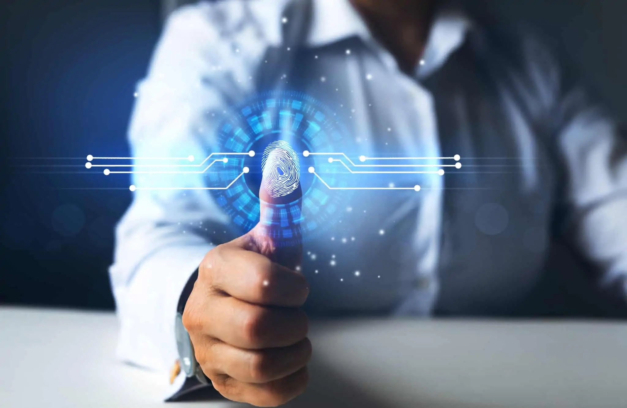 Que tendências vão marcar o setor financeiro e investimentos em 2022? ecran digital onde se vê o polegar de um jovem homem, servindo para conectar serviços com a sua assinatura digital
