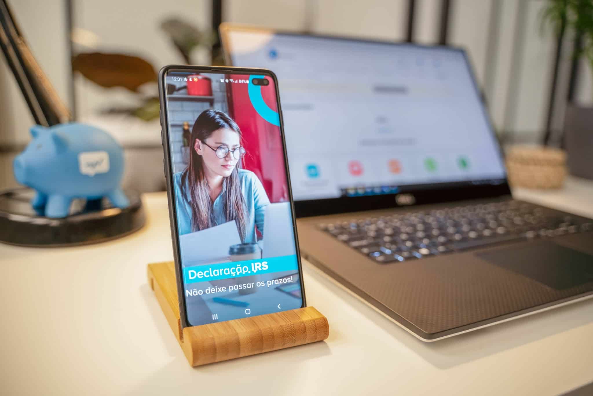 computador com o portal das finanças aberto IRS