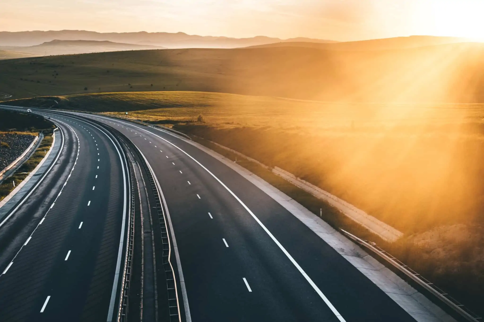 Novas regras na Via Verde: O que muda e quais os novos custos longa autoestrada, com visão nos dois sentidos, com um forte pôr do sol