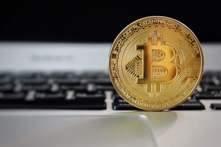 Moeda de bitcoin em cima de um teclado de computador