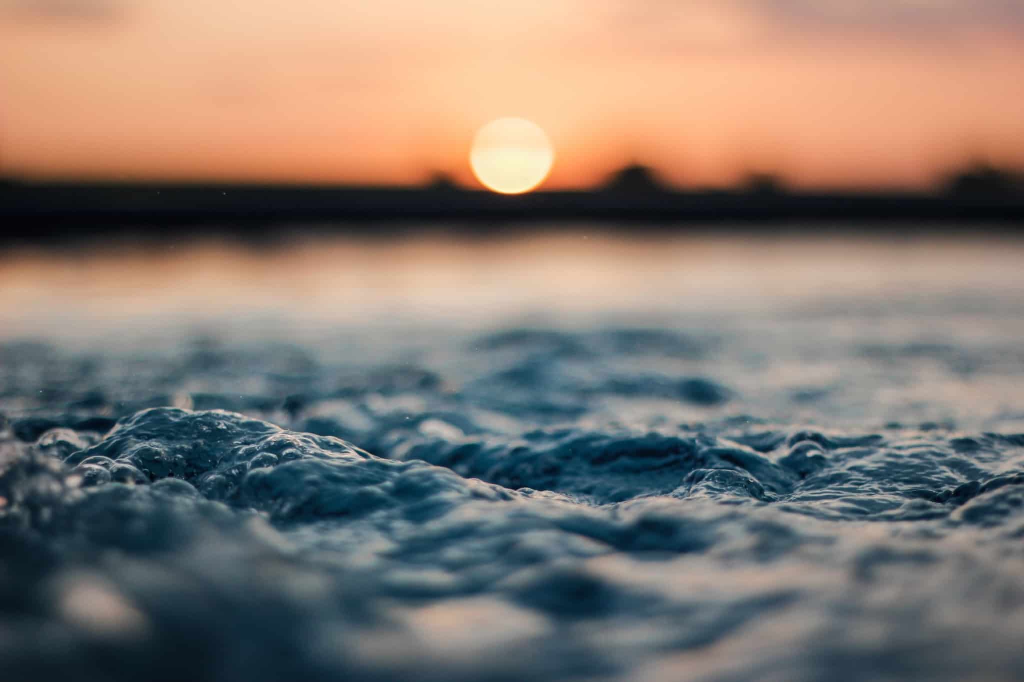 produção fotográfica da natureza, com um por do sol no horizonte