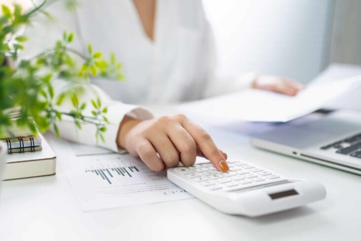 mulher a fazer contas sobre o que pode declarar no irs 2015