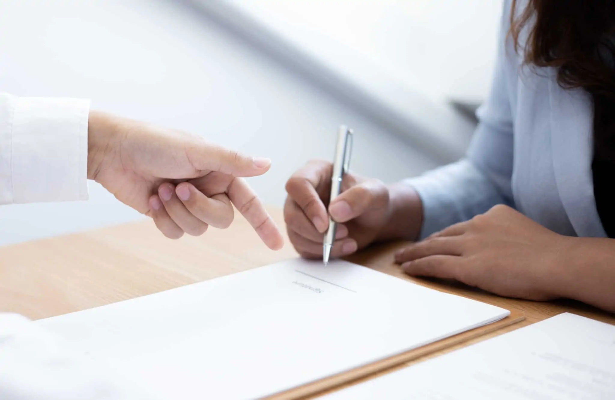 Incumprimento: Sabia que pode reclamar se não lhe for prestado apoio? assinatura de documento para apresentar queixa por falta de apoio numa situação de incumprimento