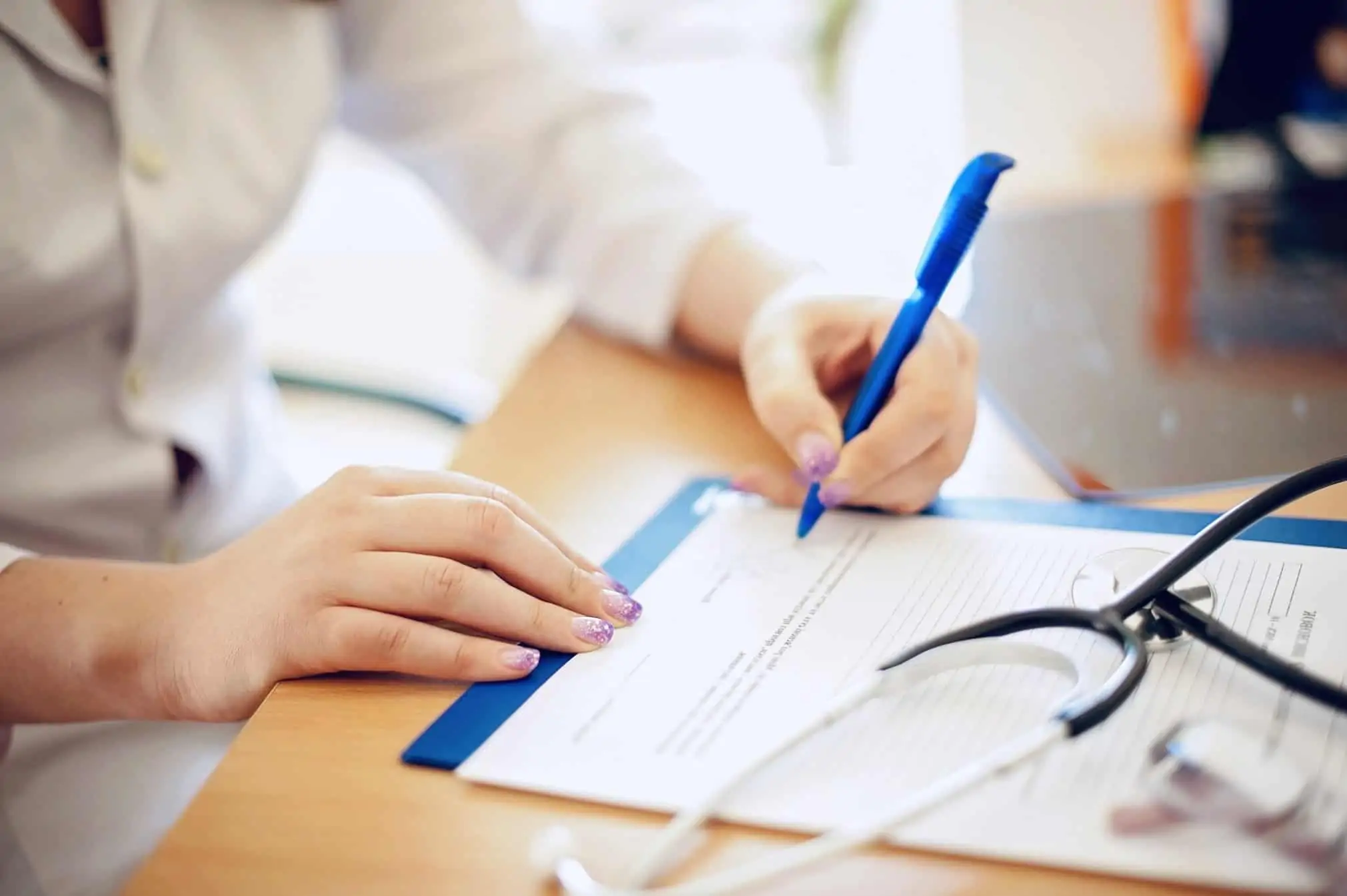 Como escrever e finalizar um email mãos a escrever um diagnóstico médico para ser possível justificar a suspensão do contrato de trabalho pelo trabalhador