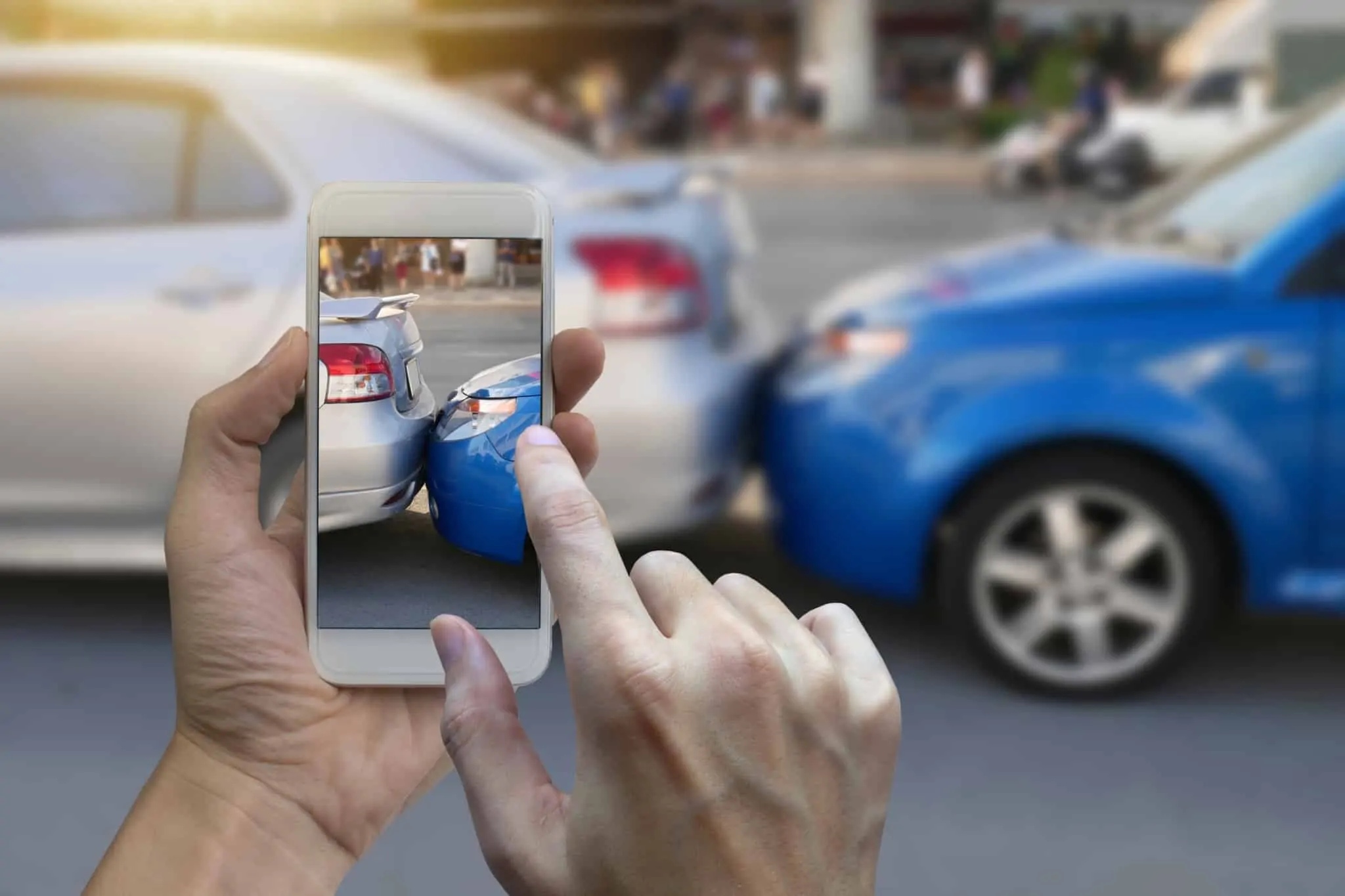 Seguros: Teve um sinistro? Conheça os seus direitos e obrigações sinistro automovel fotografado por telemovel