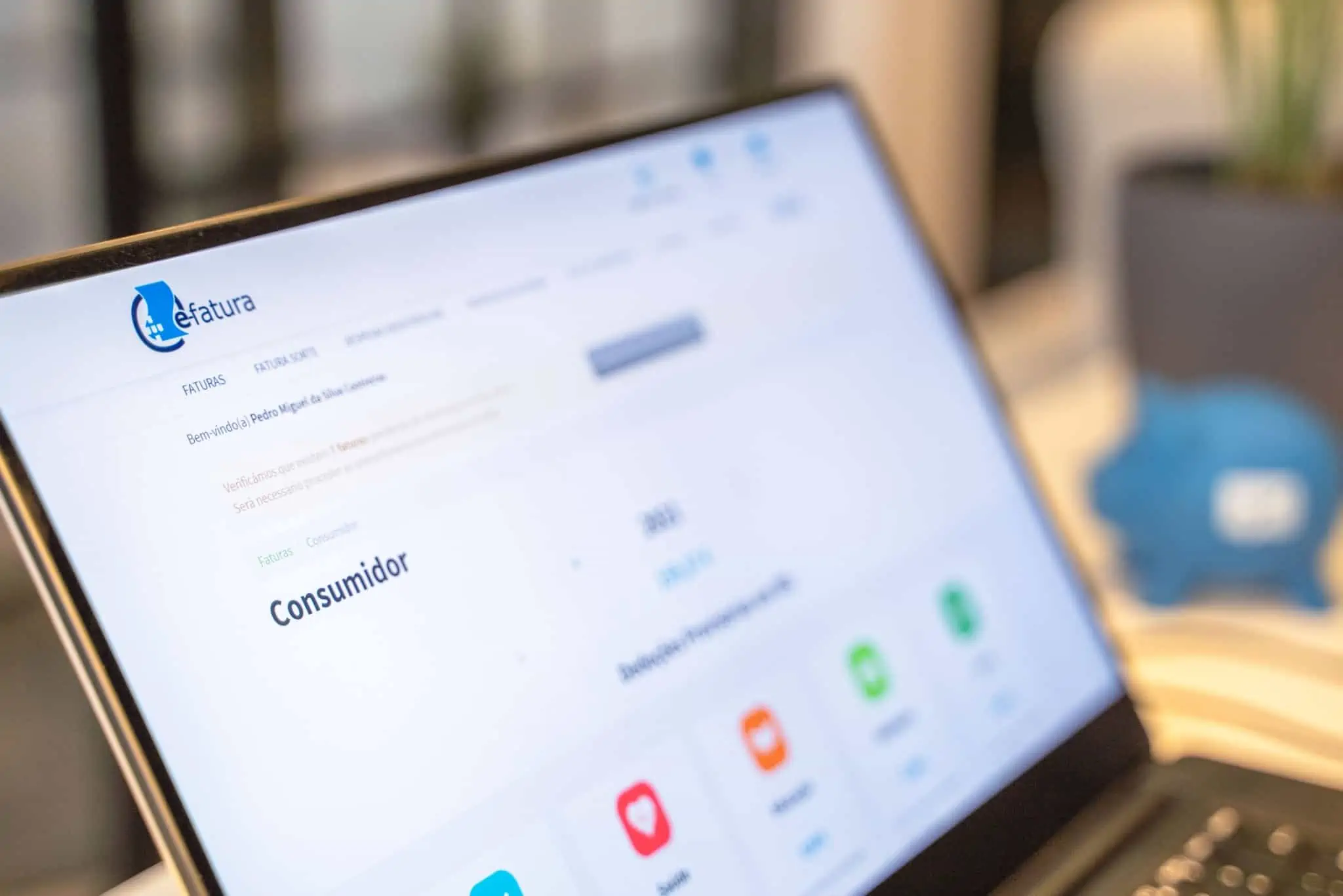 Computador com a página do e-fatura aberta para o contribuinte validar faturas e aumentar o reembolso do IRS