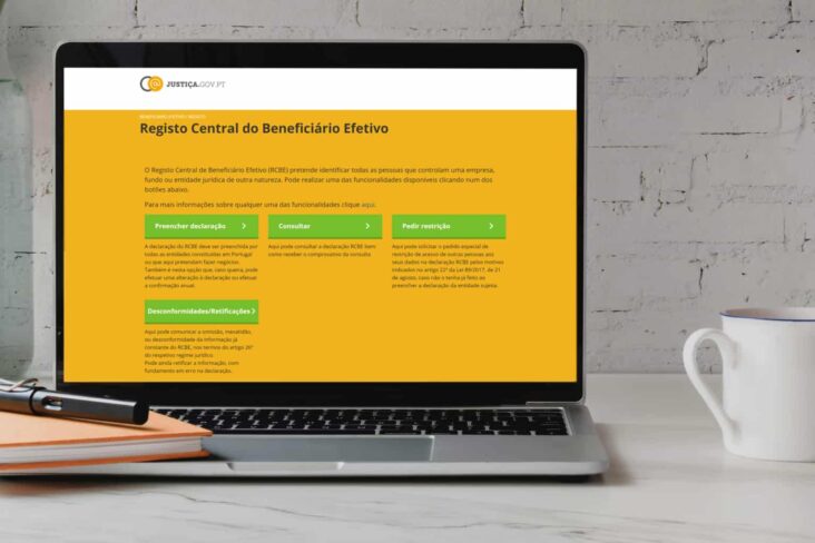 portátil numa secretária com o ecrã a mostrar a página do registo central do beneficiário efeitivo