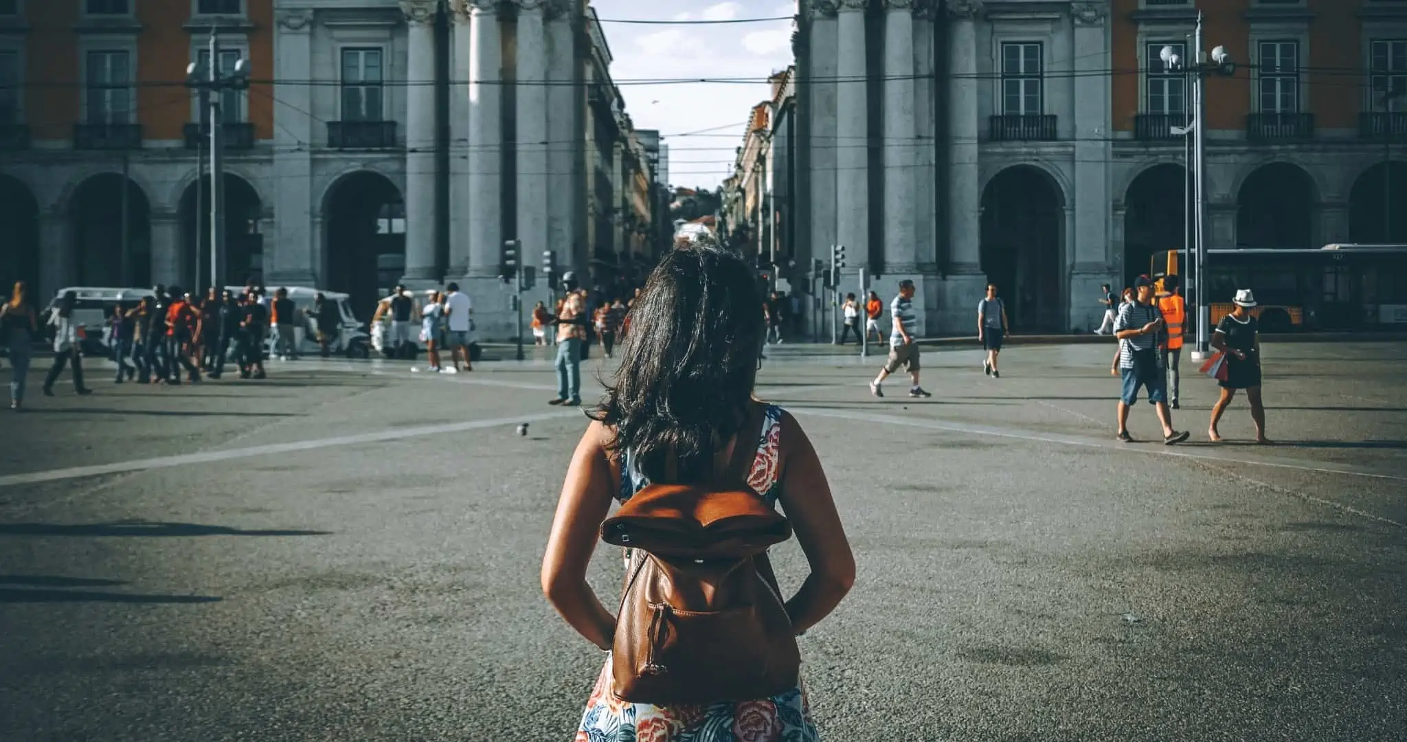 Mulher de costas com mochila em Lisboa para trabalhar