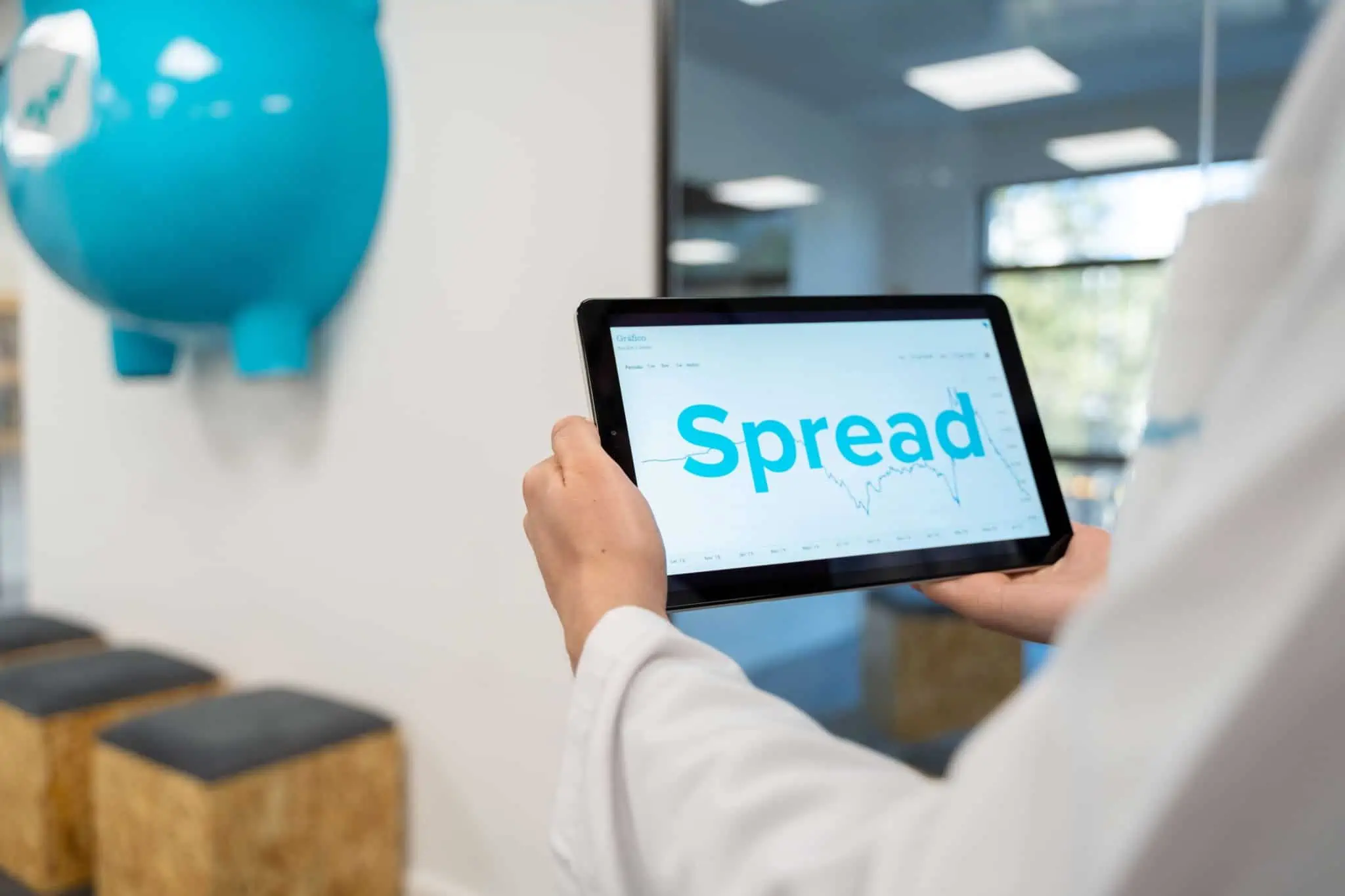 Crédito habitação: Há bancos a oferecer spread de 0% Homem consulta o tablet onde vê um gráfico de spreads no crédito habitação