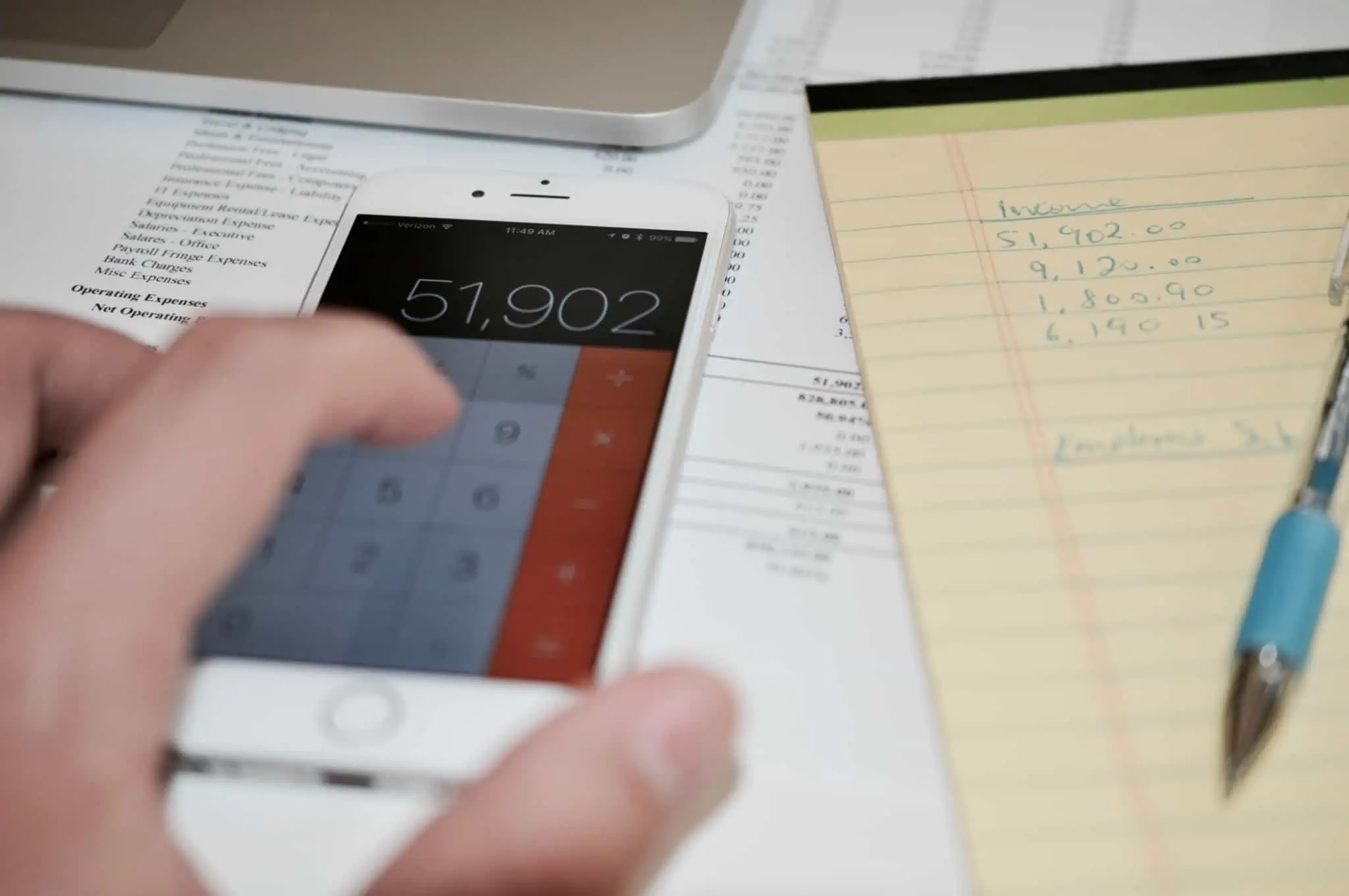 Como reduzir os custos dos créditos? Imagem de alguém a usar a calculadora do telemóvel - contas para reduzir créditos