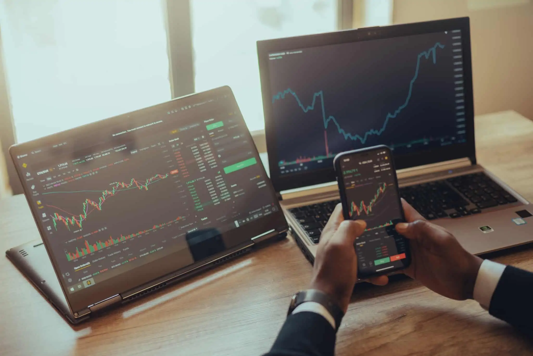 Investir em ações está nos seus planos? Confira os conceitos básicos computadores com gráficos de investimentos