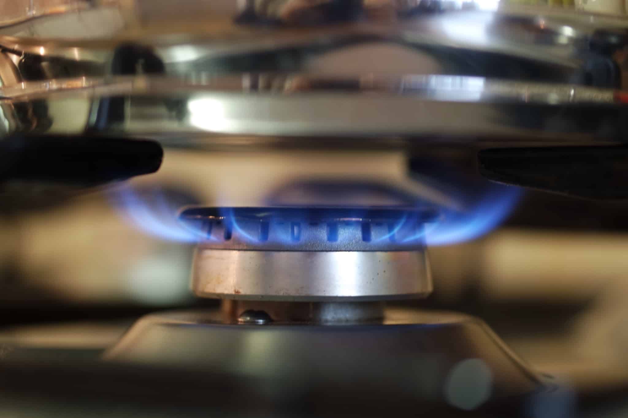 bico do fogão a gás a funcionar ilustra a medida de apoio à compra de garrafas de gás