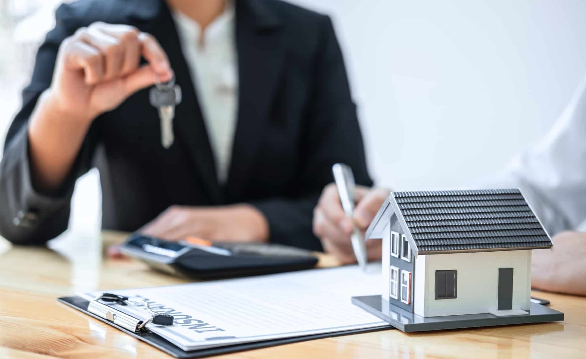 Cuidados a ter na compra de casa com recurso a crédito habitação Duas pessoas a assinarem contrato de uma casa