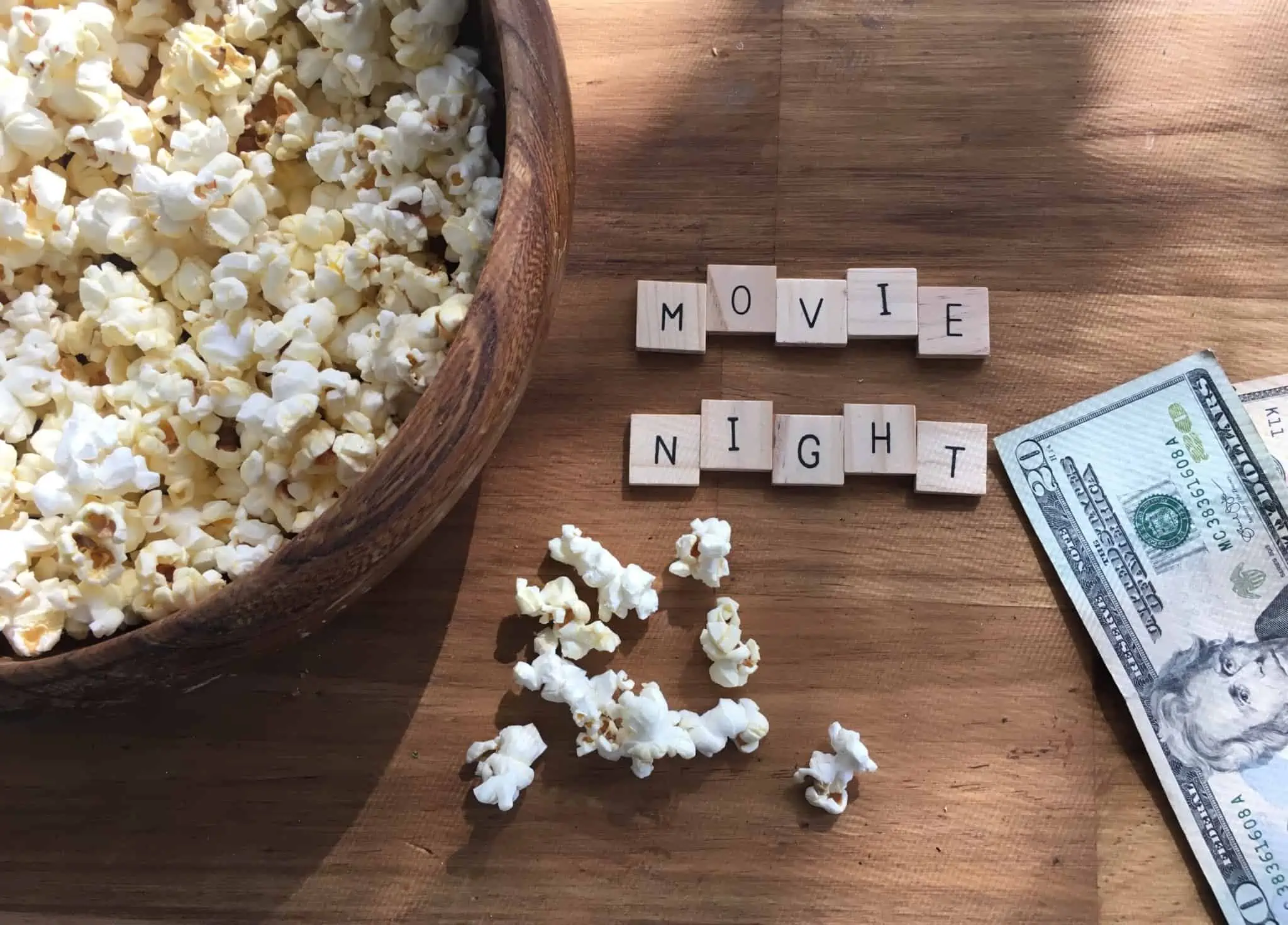 10 filmes com lições financeiras para ver em família balde de pipocas e dinheiro americano