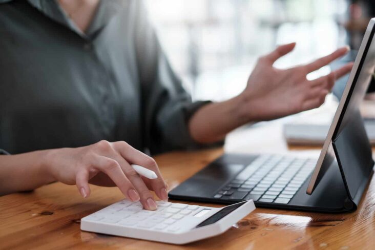 pessoa a calcular o IVA de Bens em Segunda Mão