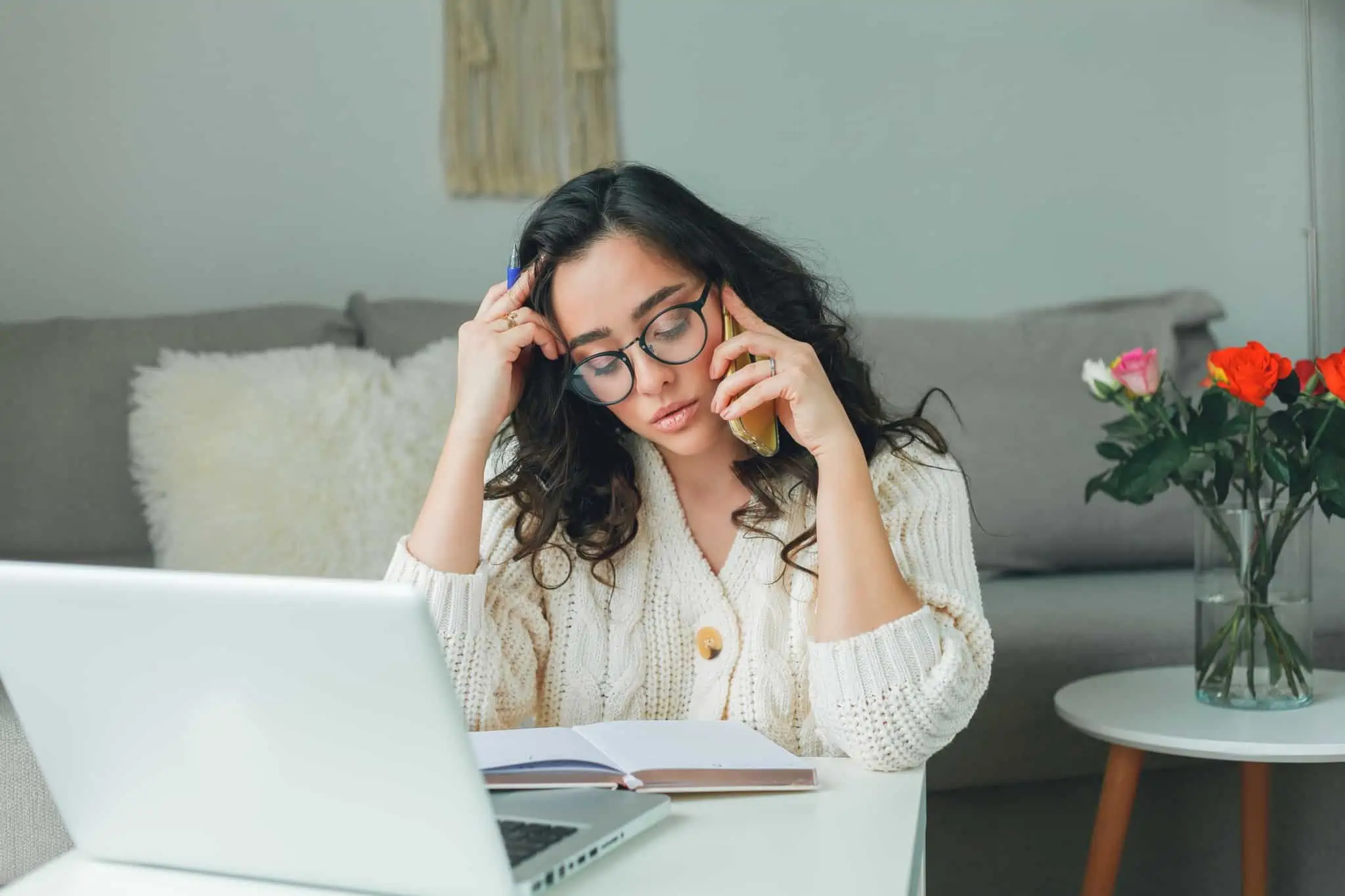 Recebi uma herança, tenho de declará-la no anexo I do IRS? mulher a falar ao telefone sobre o que são vendas à consignação
