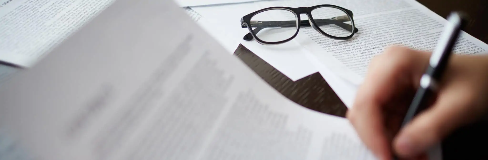 Checklist de documentos necessários para Crédito Habitação documentos e um par de óculos