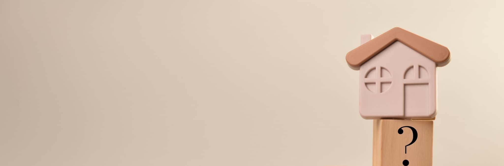 O seu Crédito Habitação não tira férias: renegocie condições e poupe! casa de madeira em miniatura sobre cubo com ponto de interrogação