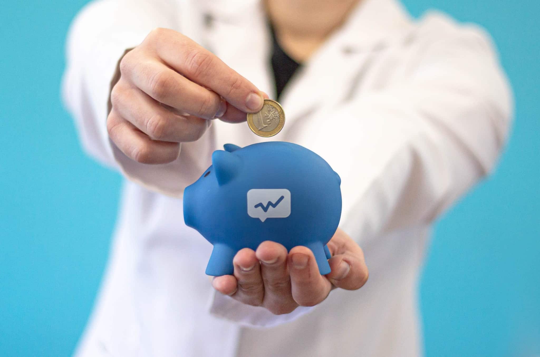 Especialista doutor finanças a segurar num porquinho mealheiro_custos doutor finnaças