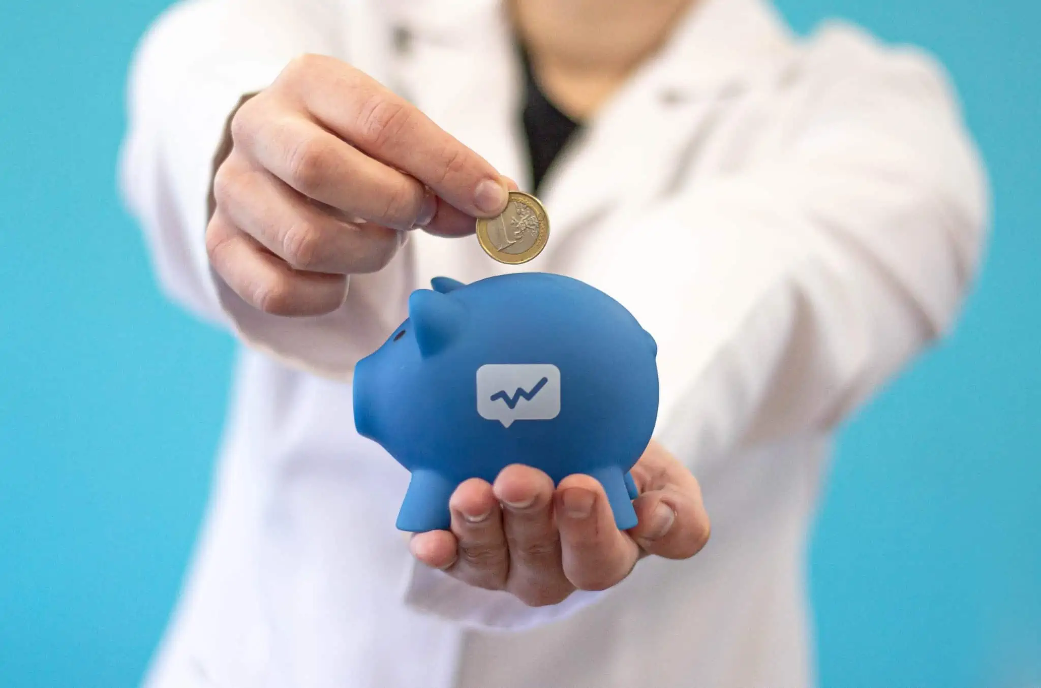 Os serviços do Doutor Finanças têm custos? Especialista doutor finanças a segurar num porquinho mealheiro_custos doutor finnaças