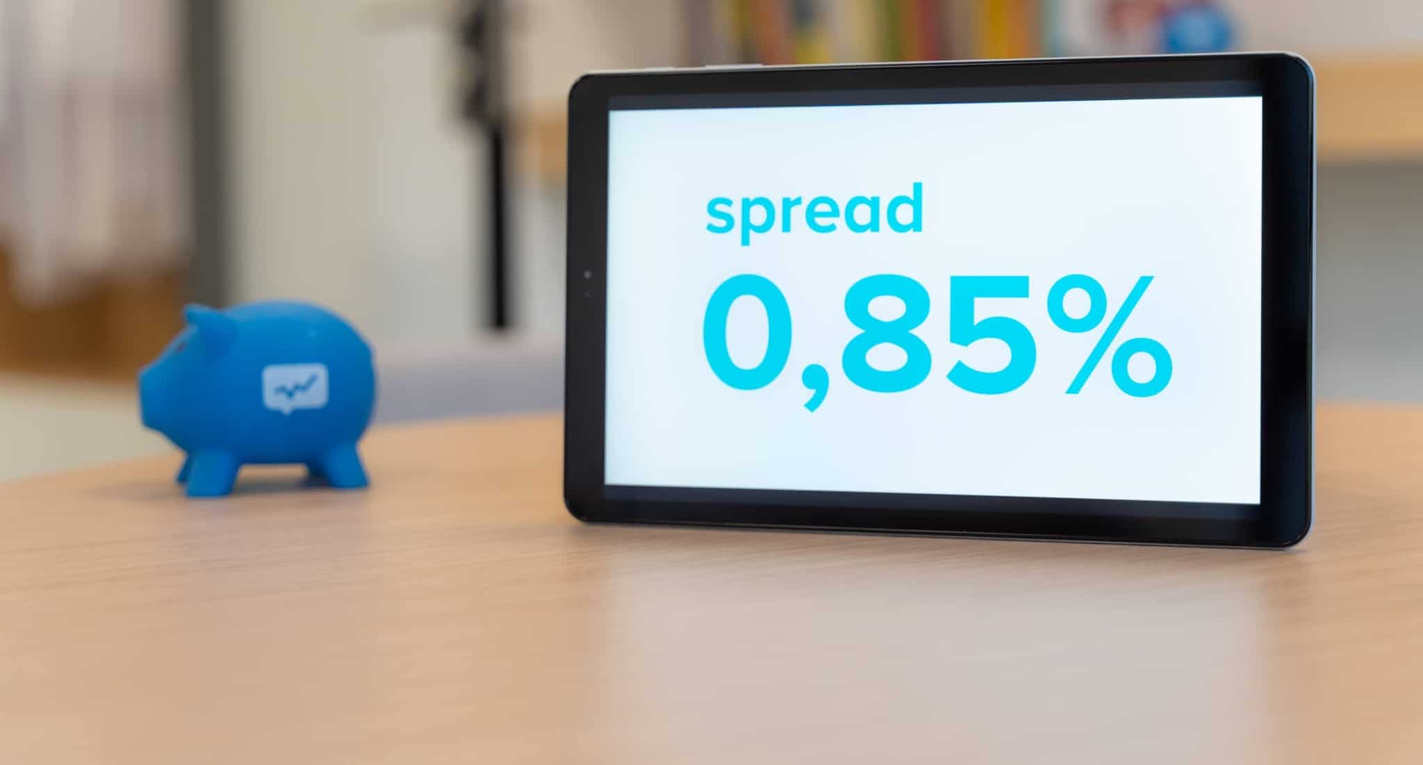 tablet em pé em cima de uma mesa com a informação de spread de 0,85%