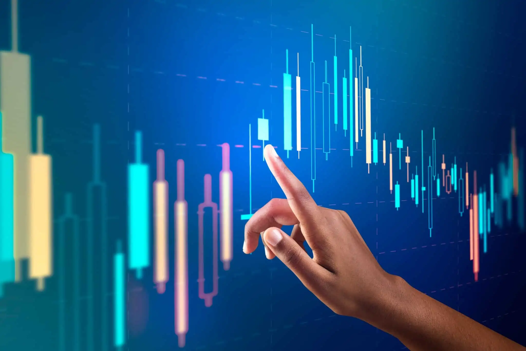 ETF: O que são e como funcionam como opção de investimento indicador da mão de uma jovem mulher investidora em ETF segue o desempenho das ações num ecran que mostra a bolsa