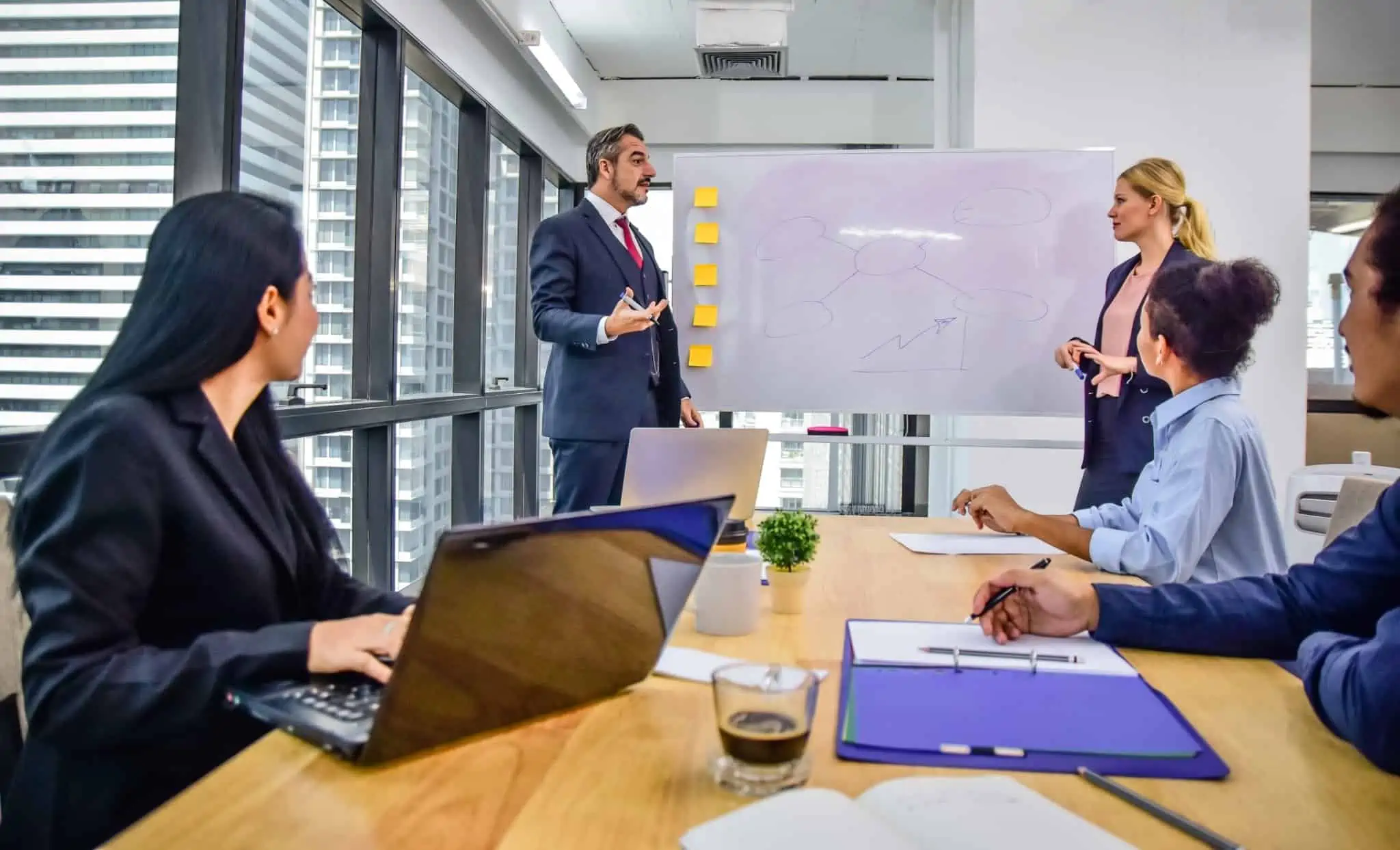 Formação profissional: Sabia que tem direito a 40 horas anuais? pequena equipa de cinco pessoas participa na formação profissional dada em ambiente laboral