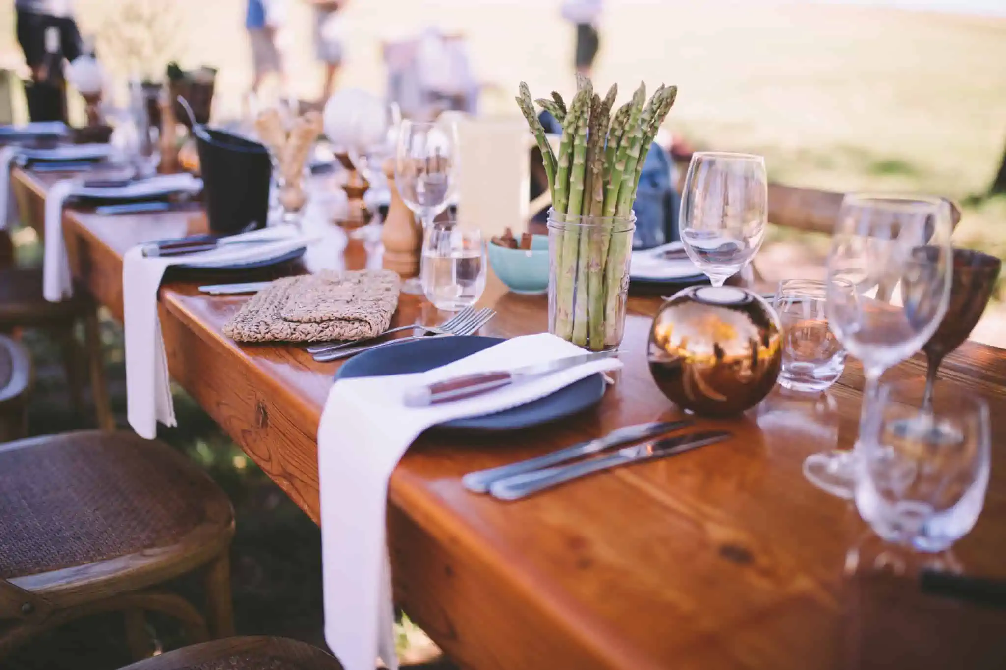 Quanto custa ir a um casamento? Dicas para conseguir poupar Mesa de casamento em madeira decorada