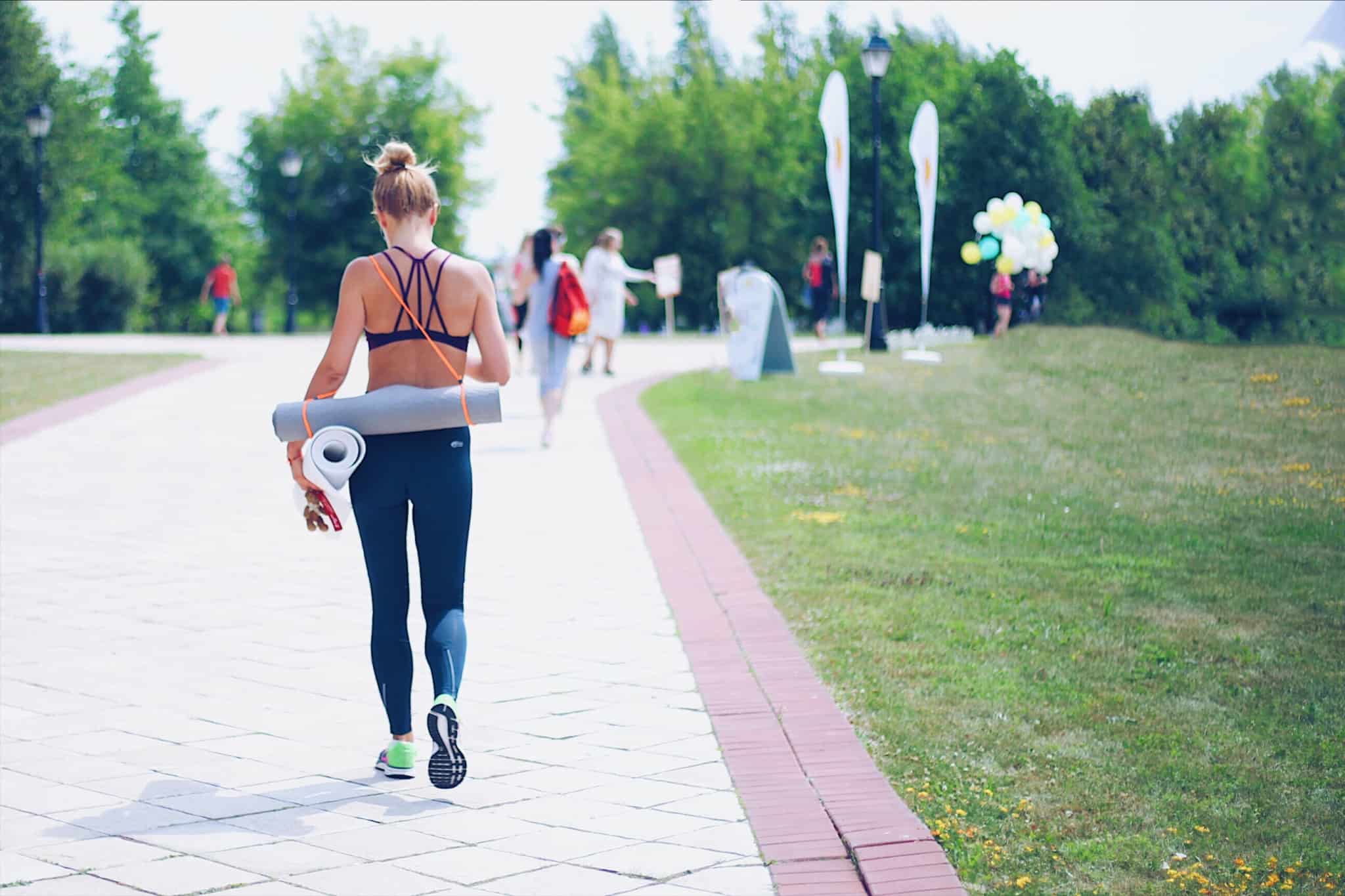 Como ser saudável a baixo custo jovem mulher, com um ar saudável, caminha com equipamento desportivo num parque ao ar livre, decida a ser saudável sem gastar muito