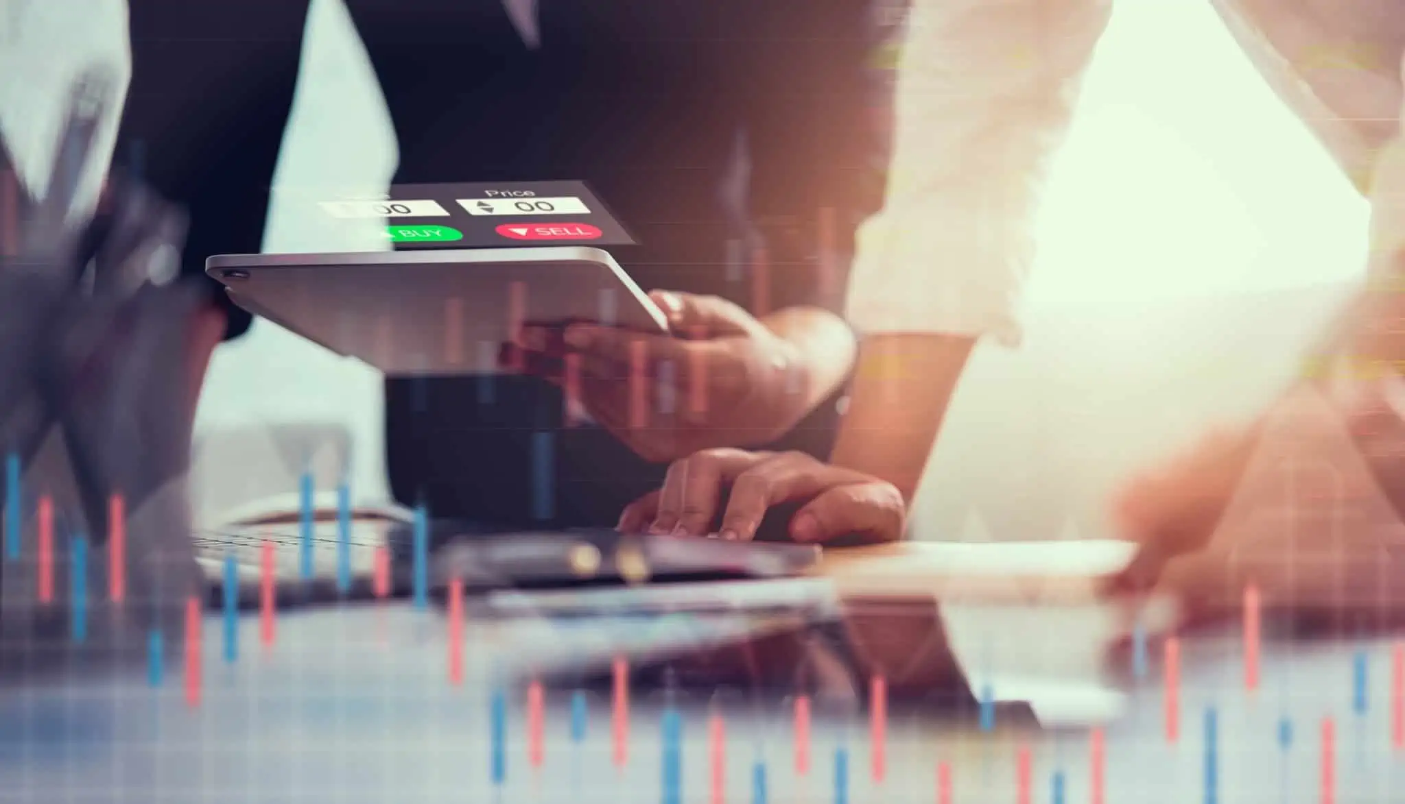Qual o papel e a importância da CMVM em Portugal dois homens analisam evolução dos mercados financeiros , com gráficos e documentos digitais, estando ao serviço do regulador, ou seja, da CMVM